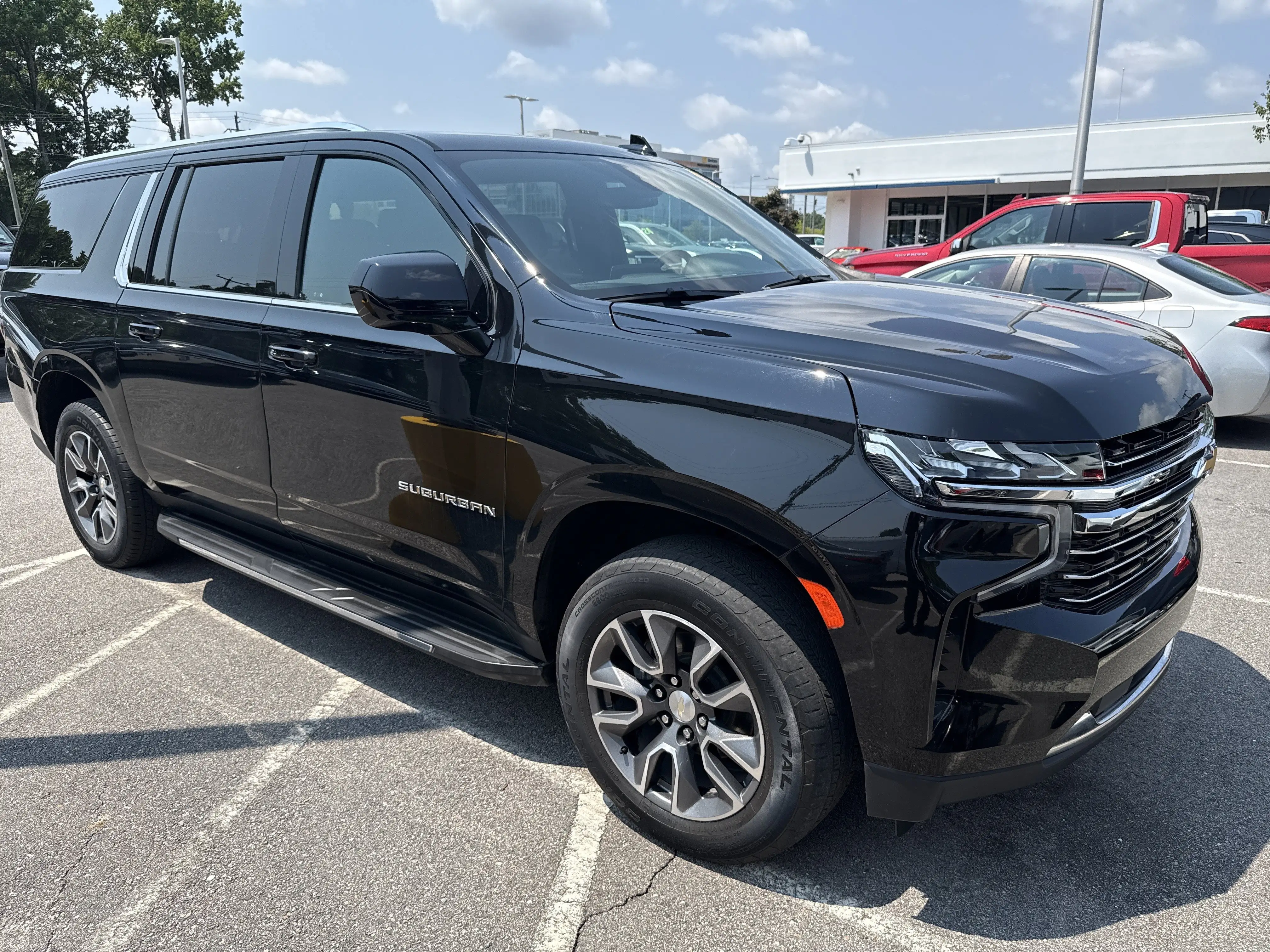 2021 Chevrolet Suburban 2WD 1500 LT's photo