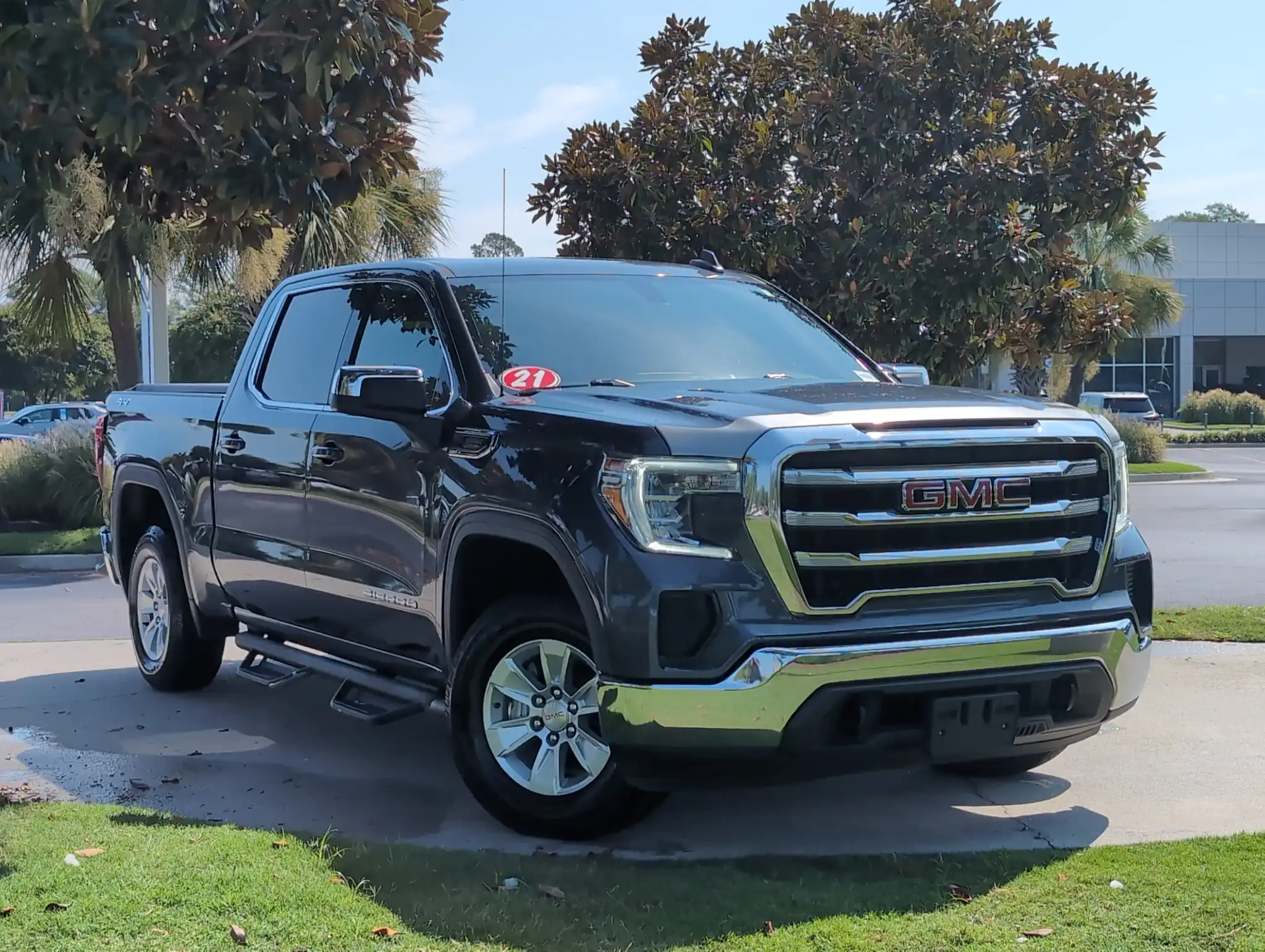 2021 GMC Sierra 4WD Crew Cab Short Box SLE's photo