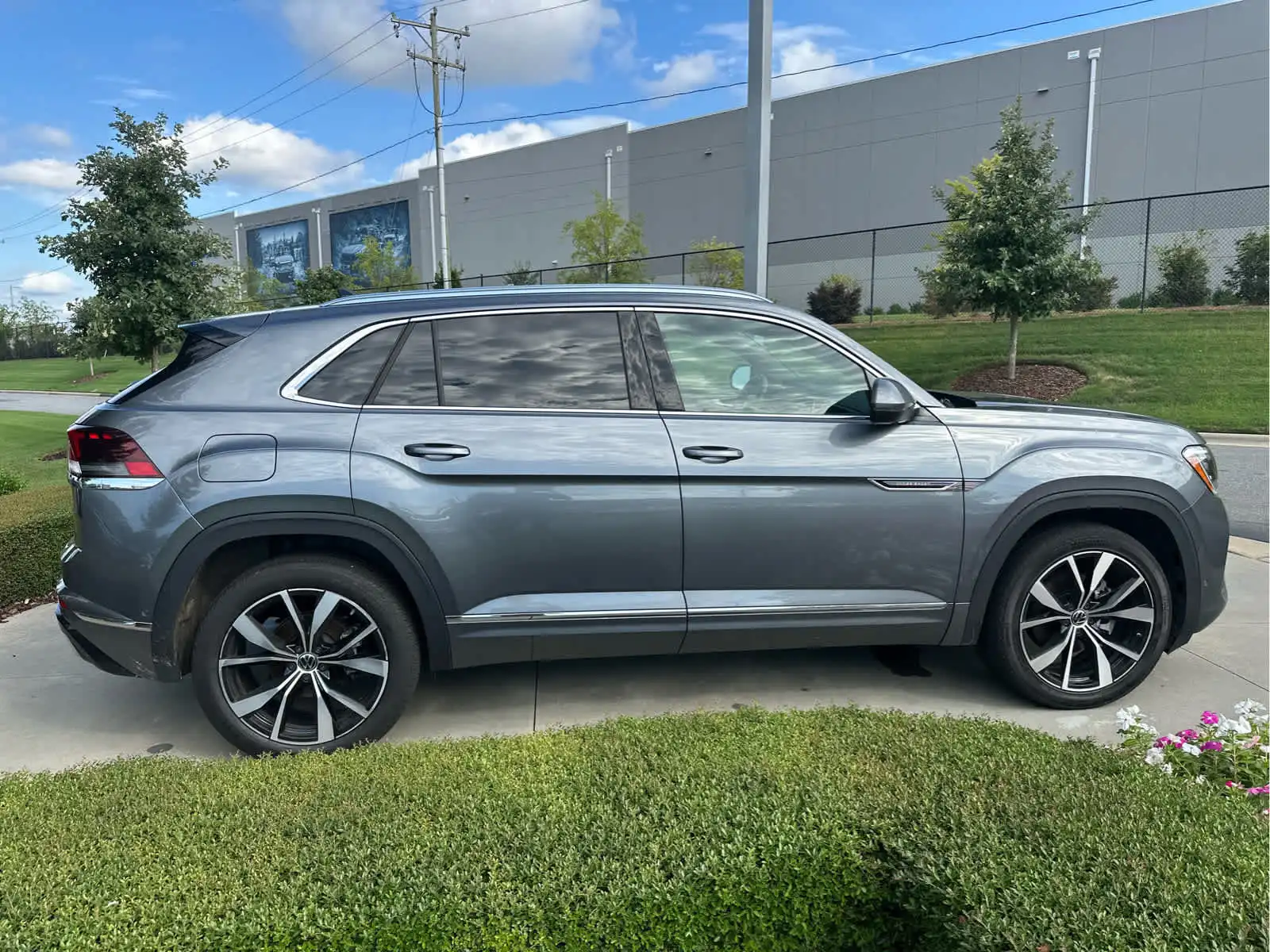 2024 Volkswagen Atlas Cross Sport 2.0T SEL Premium R-Line 4MOTION's photo