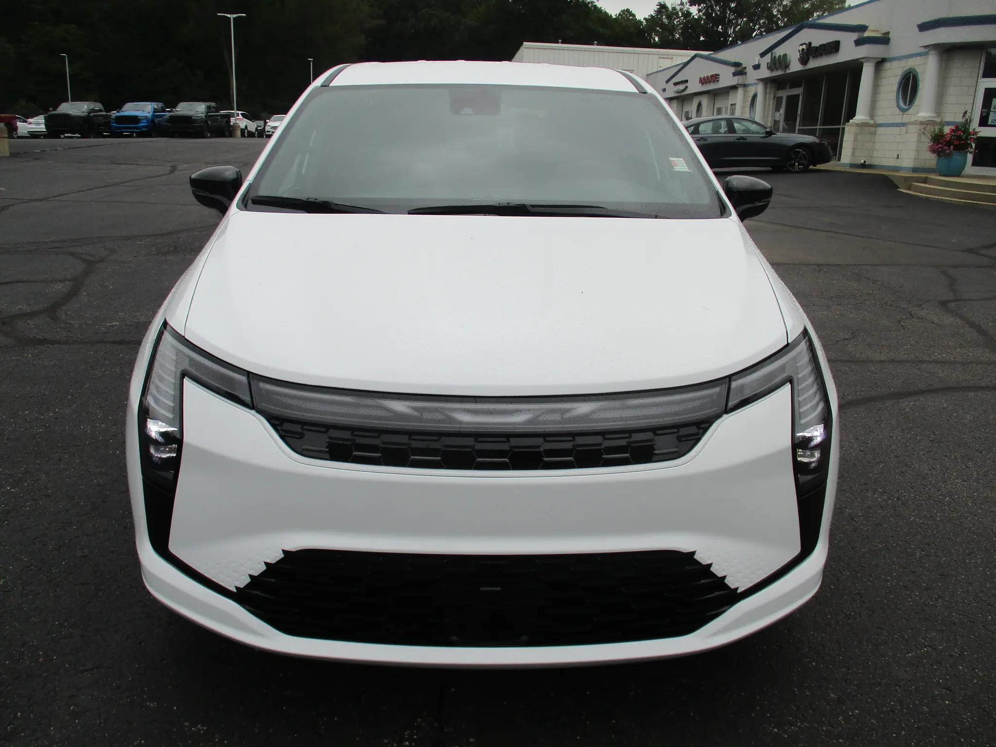 2027 Chrysler Pacifica Select photo 4