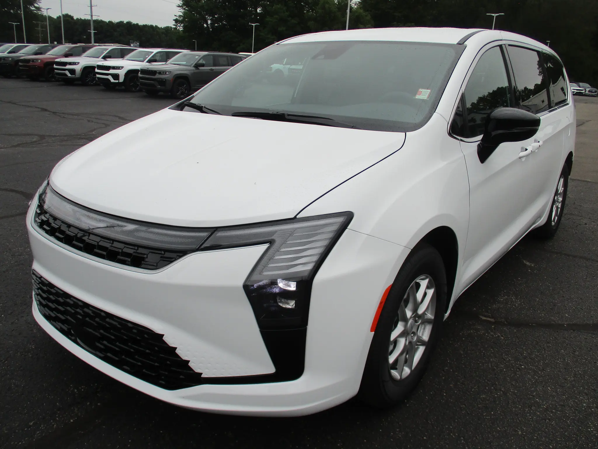 2027 Chrysler Pacifica Select photo 3