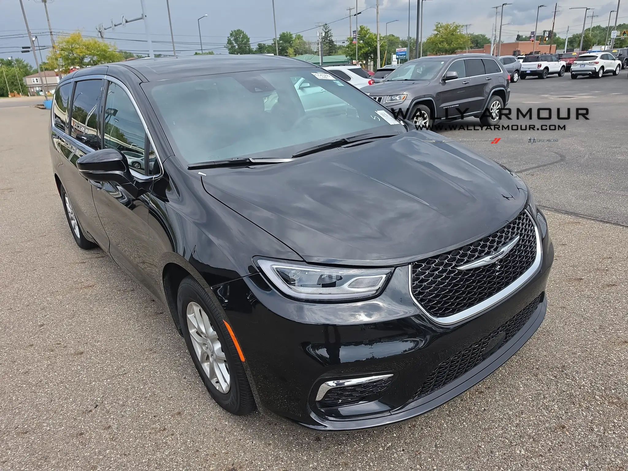2026 Chrysler Pacifica Select's photo