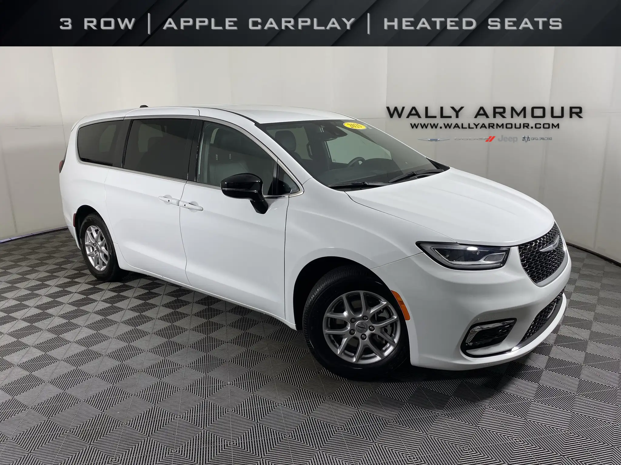 2025 Chrysler Pacifica Select's photo