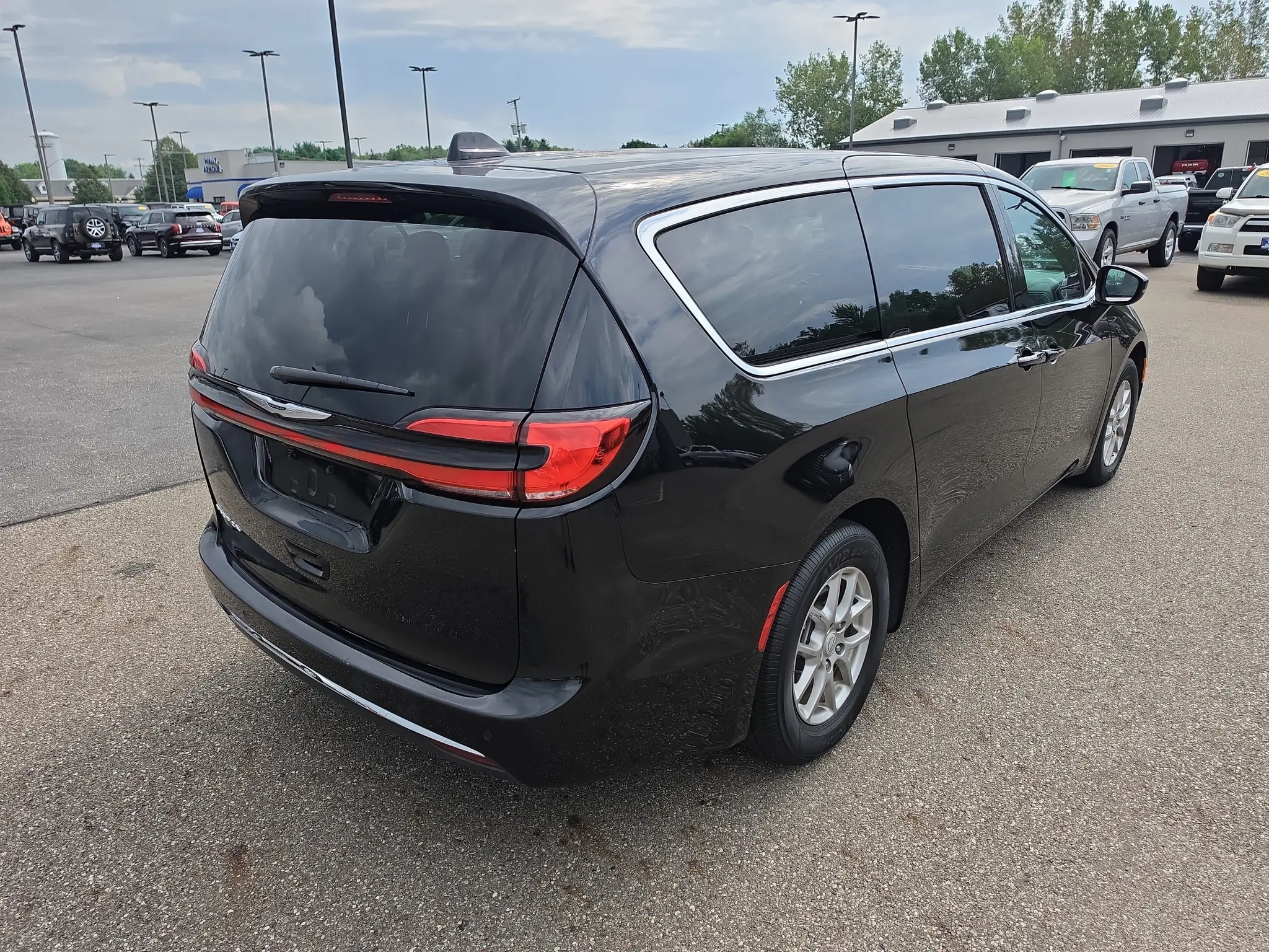 2026 Chrysler Pacifica Select photo 3