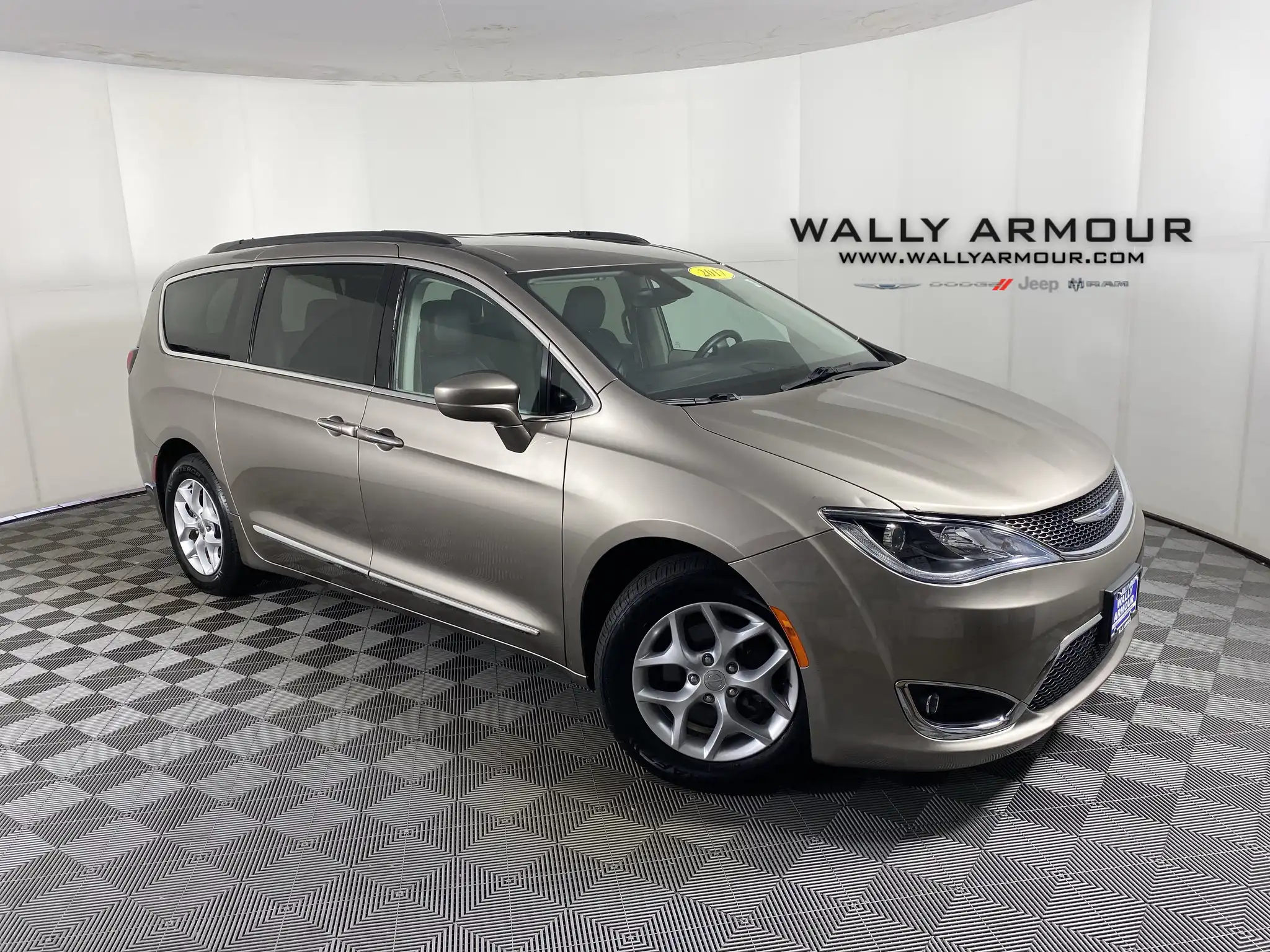 2017 Chrysler Pacifica Touring-L's photo