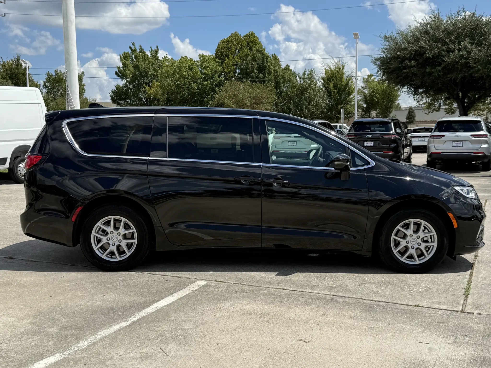2026 Chrysler Pacifica Select photo 3
