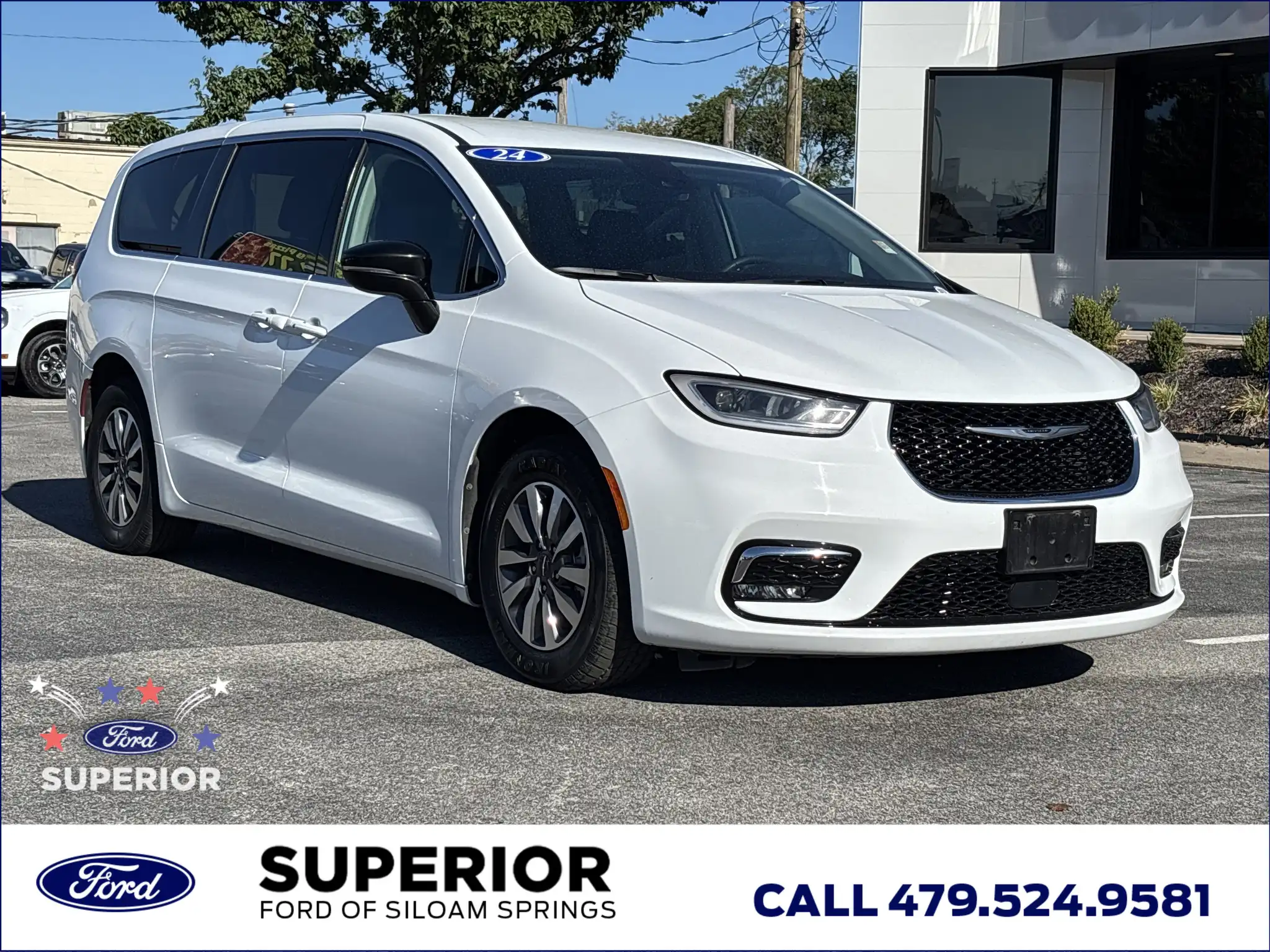 2024 Chrysler Pacifica Hybrid Select PHEV's photo