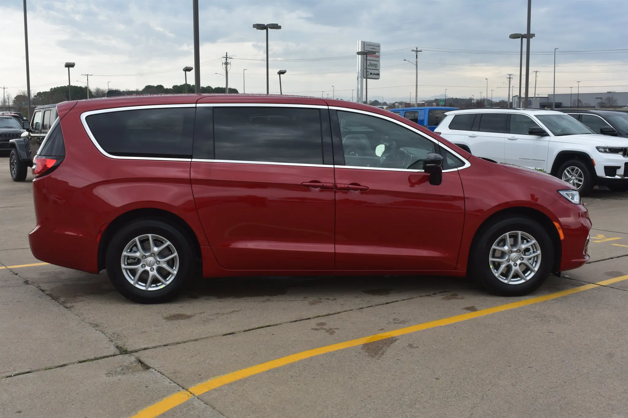 2026 Chrysler Pacifica Select photo 4
