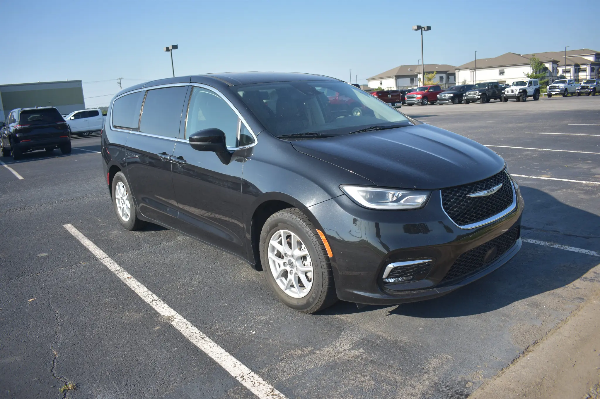 2023 Chrysler Pacifica Touring L photo 3