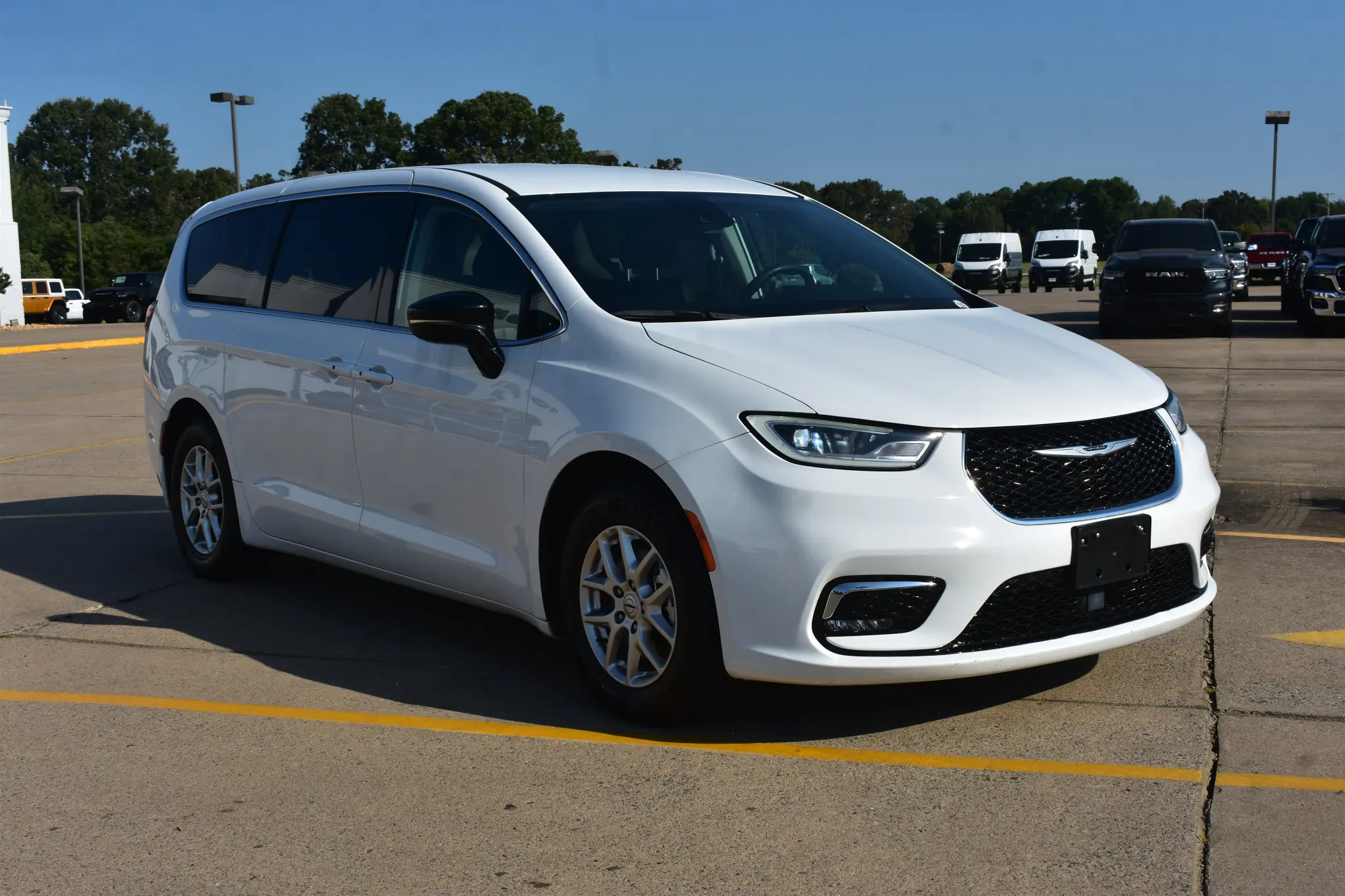 2024 Chrysler Pacifica Touring L photo 3