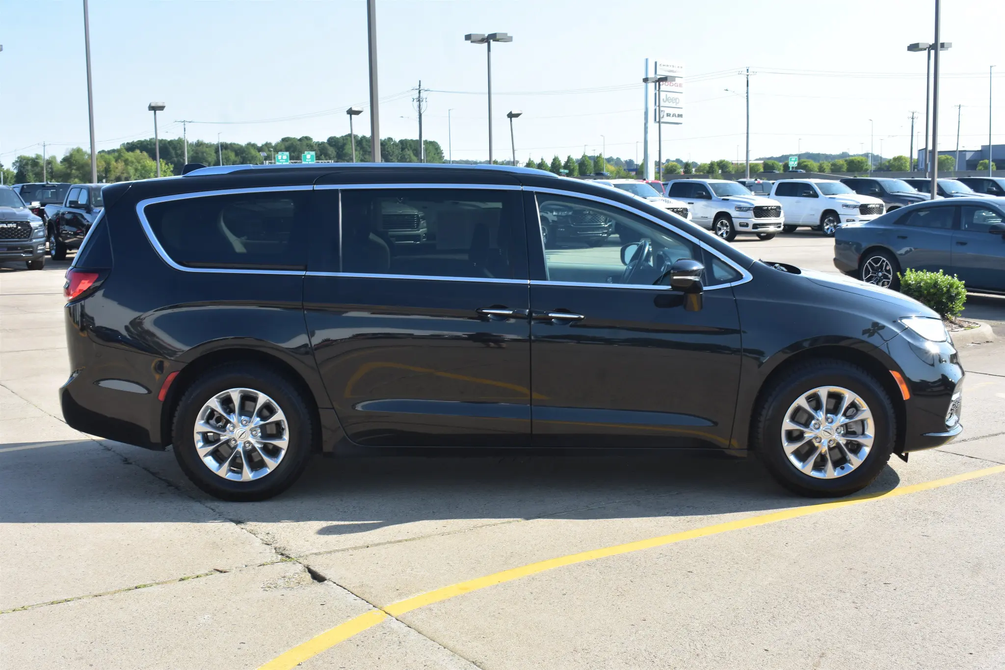 2021 Chrysler Pacifica Touring L photo 4