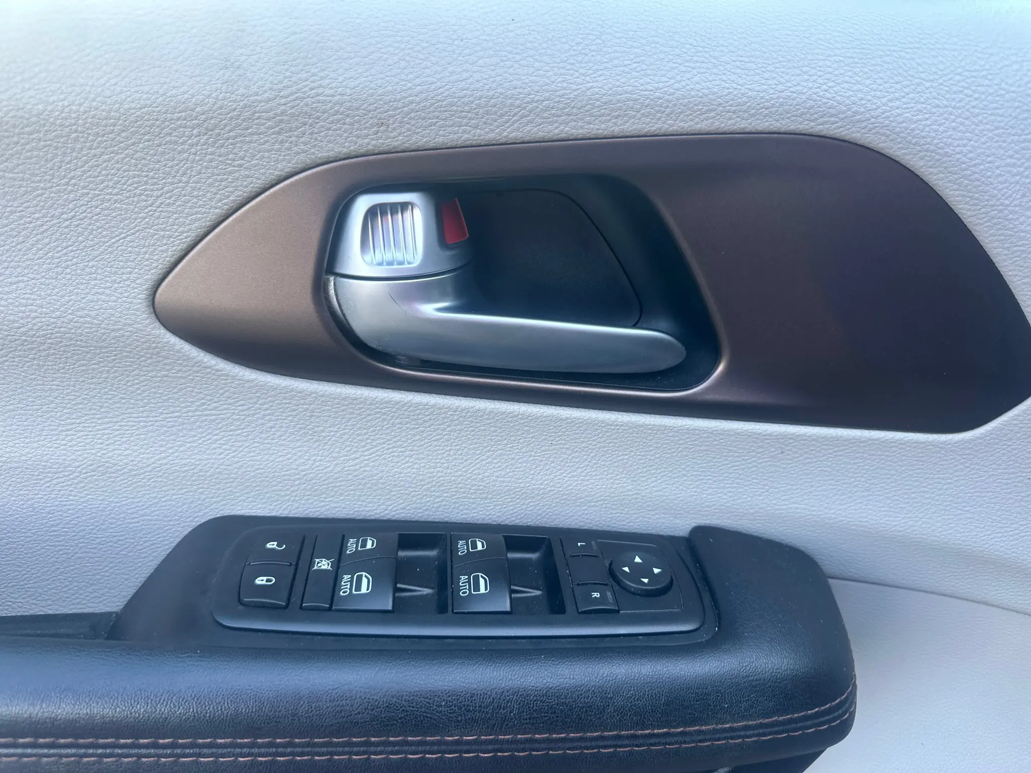 2017 Chrysler Pacifica Touring L Plus photo 3