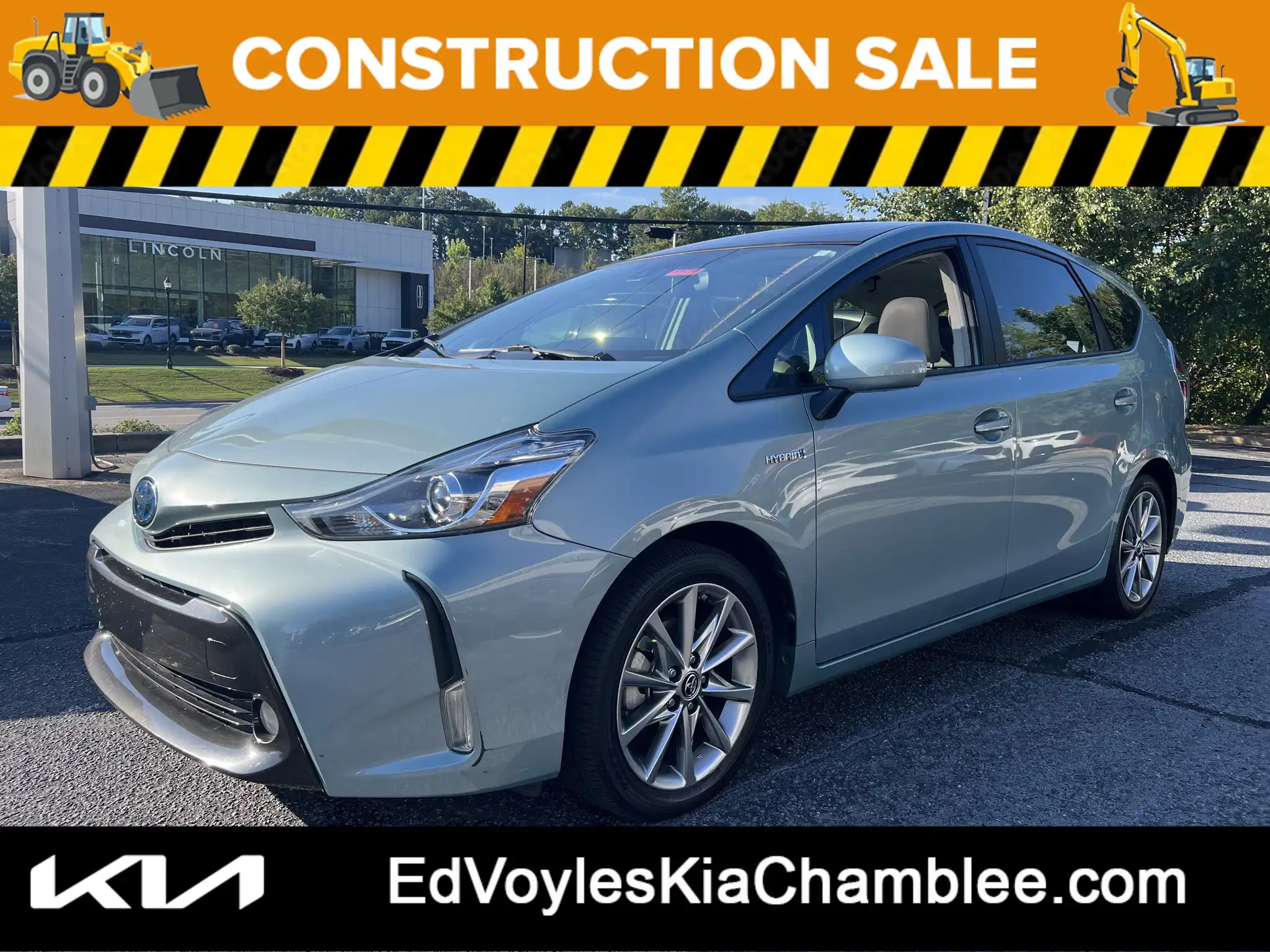 2017 Toyota Prius v Five's photo