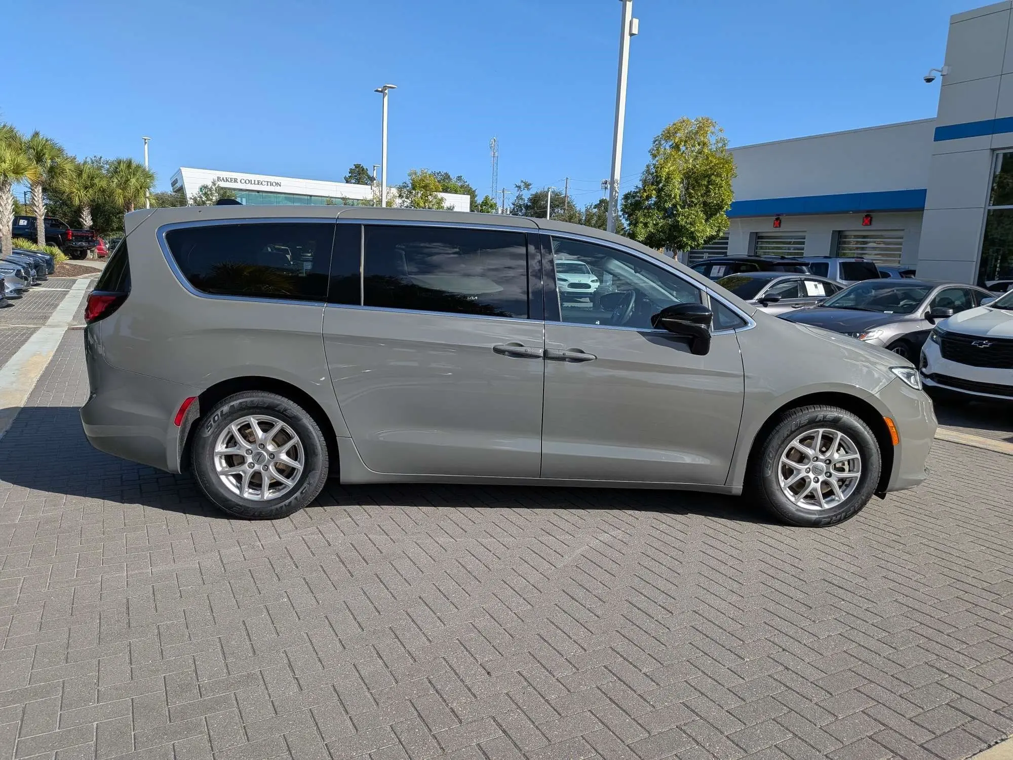 2025 Chrysler Pacifica Select photo 3