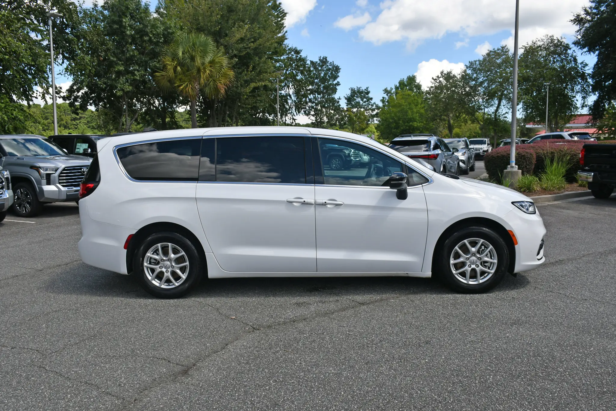 2025 Chrysler Pacifica Select photo 5