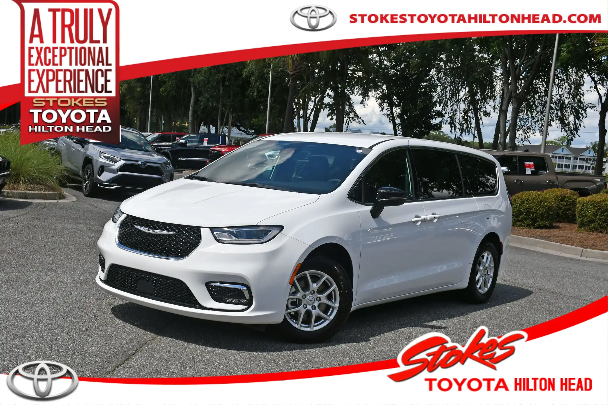 2025 Chrysler Pacifica Select's photo