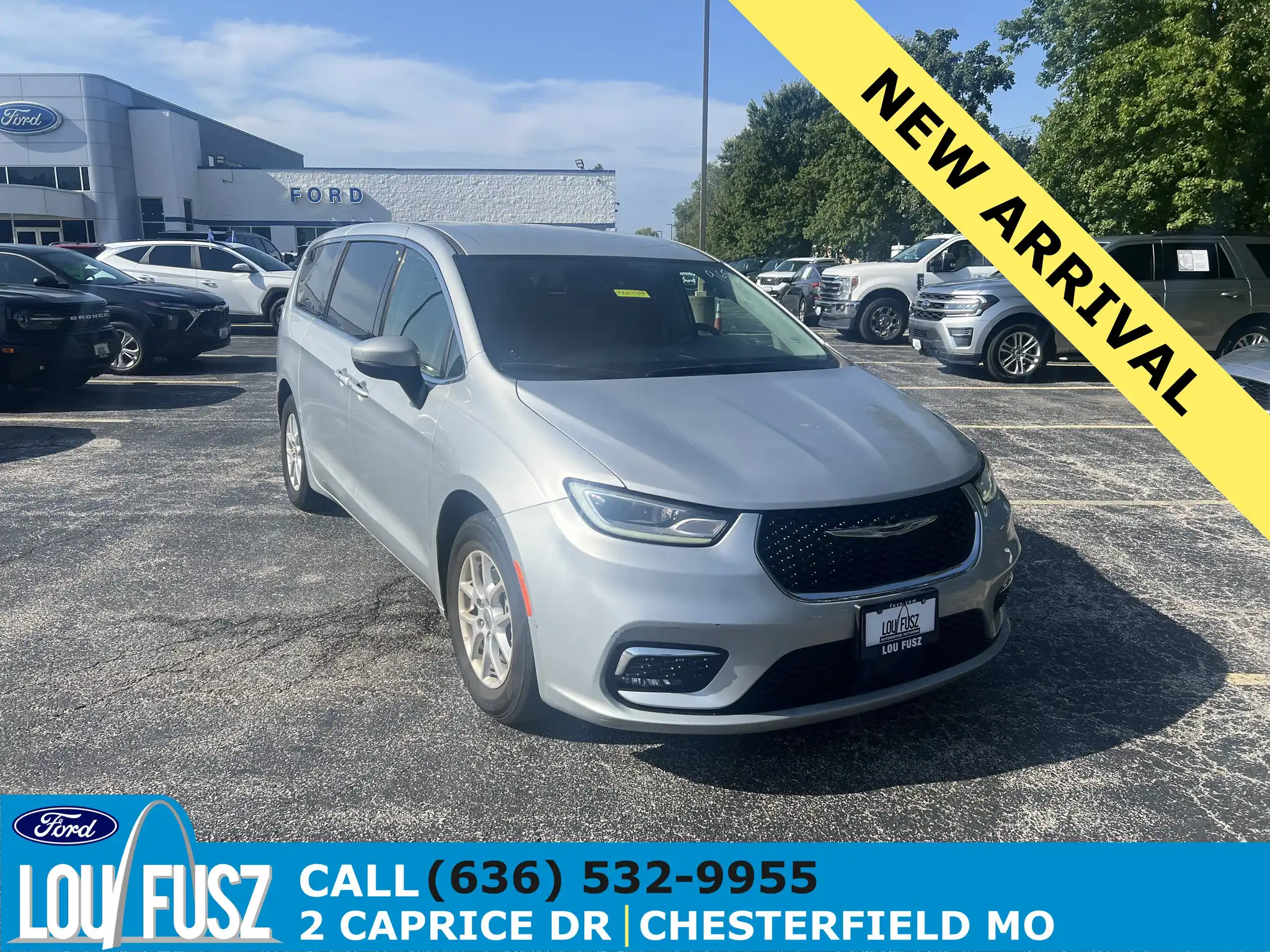 2023 Chrysler Pacifica Touring L's photo