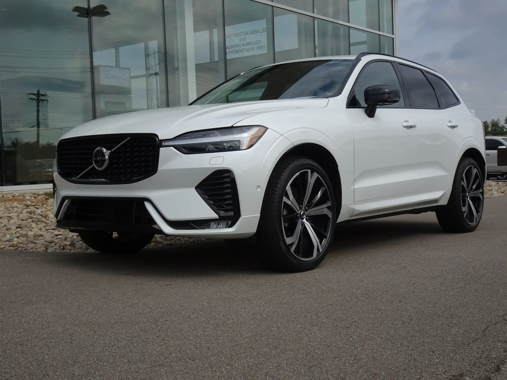 2025 Volvo XC60 B5 Ultra Dark AWD's photo