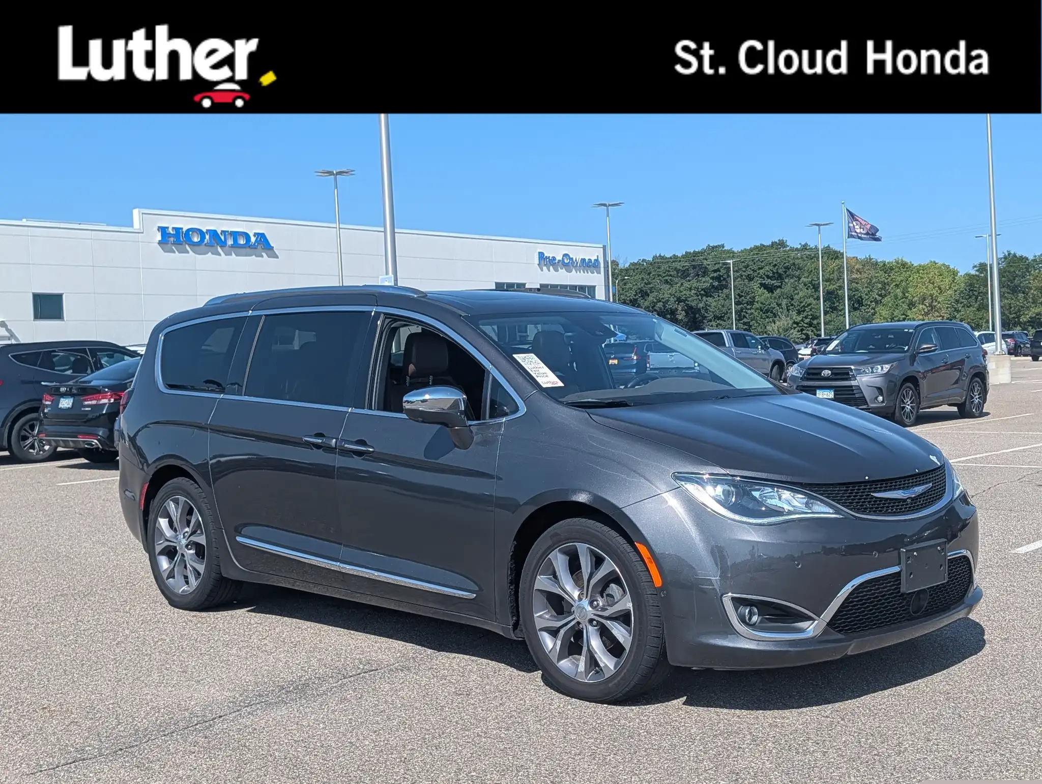 2018 Chrysler Pacifica Limited's photo