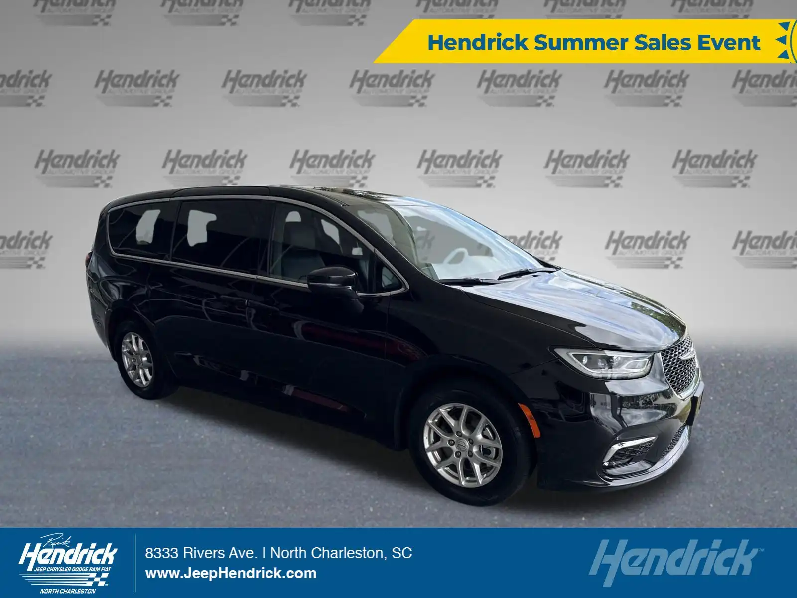 2025 Chrysler Pacifica Select's photo