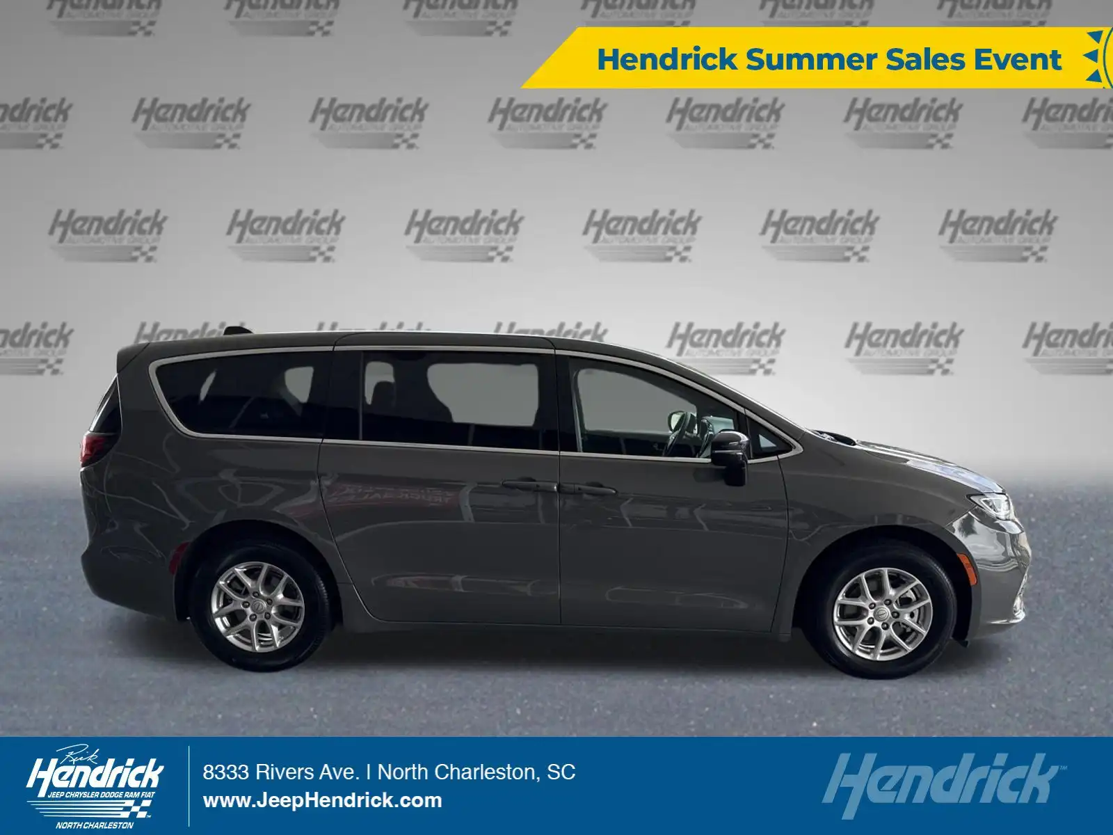 2025 Chrysler Pacifica Select's photo