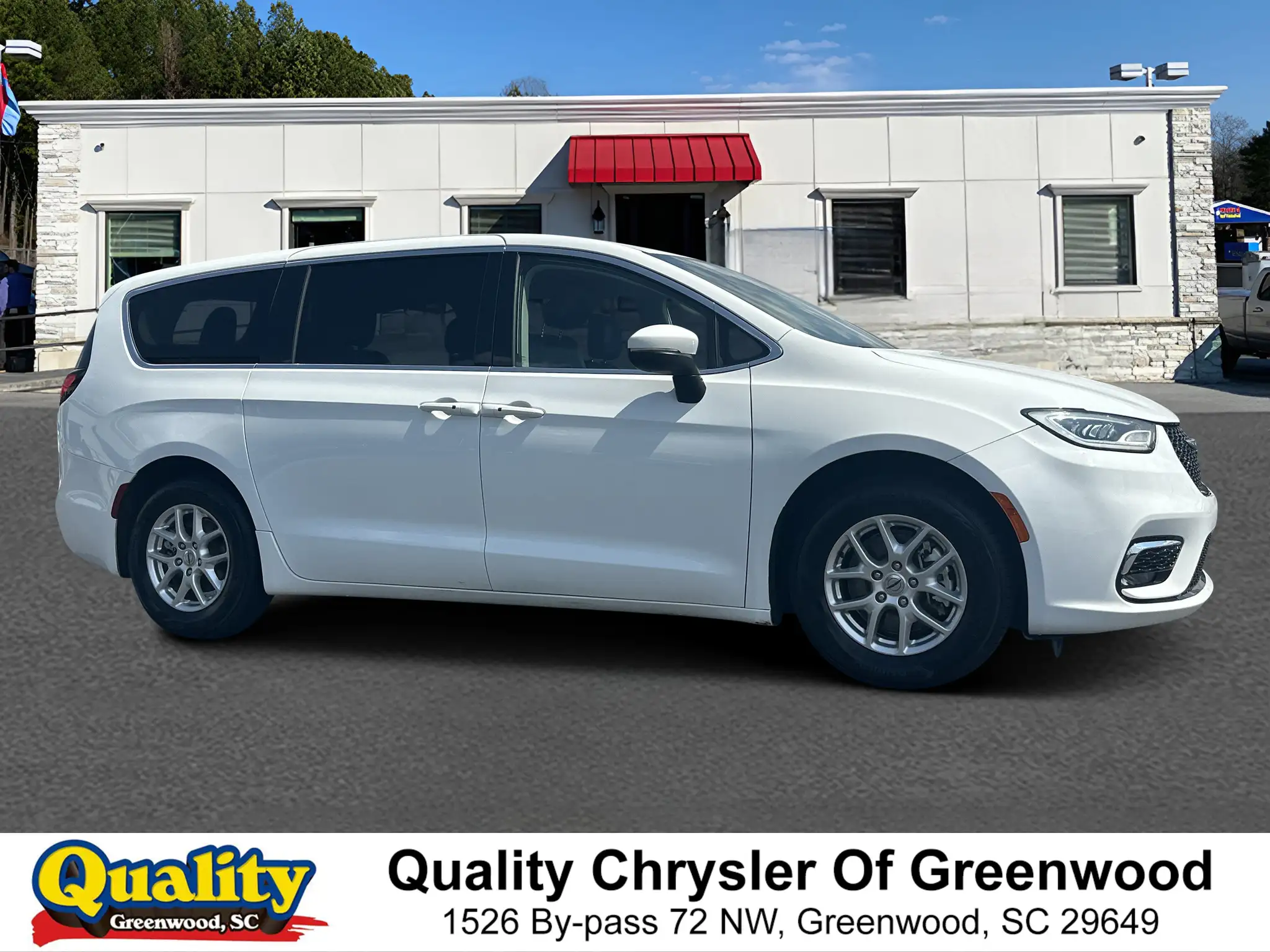 2023 Chrysler Pacifica Touring L's photo