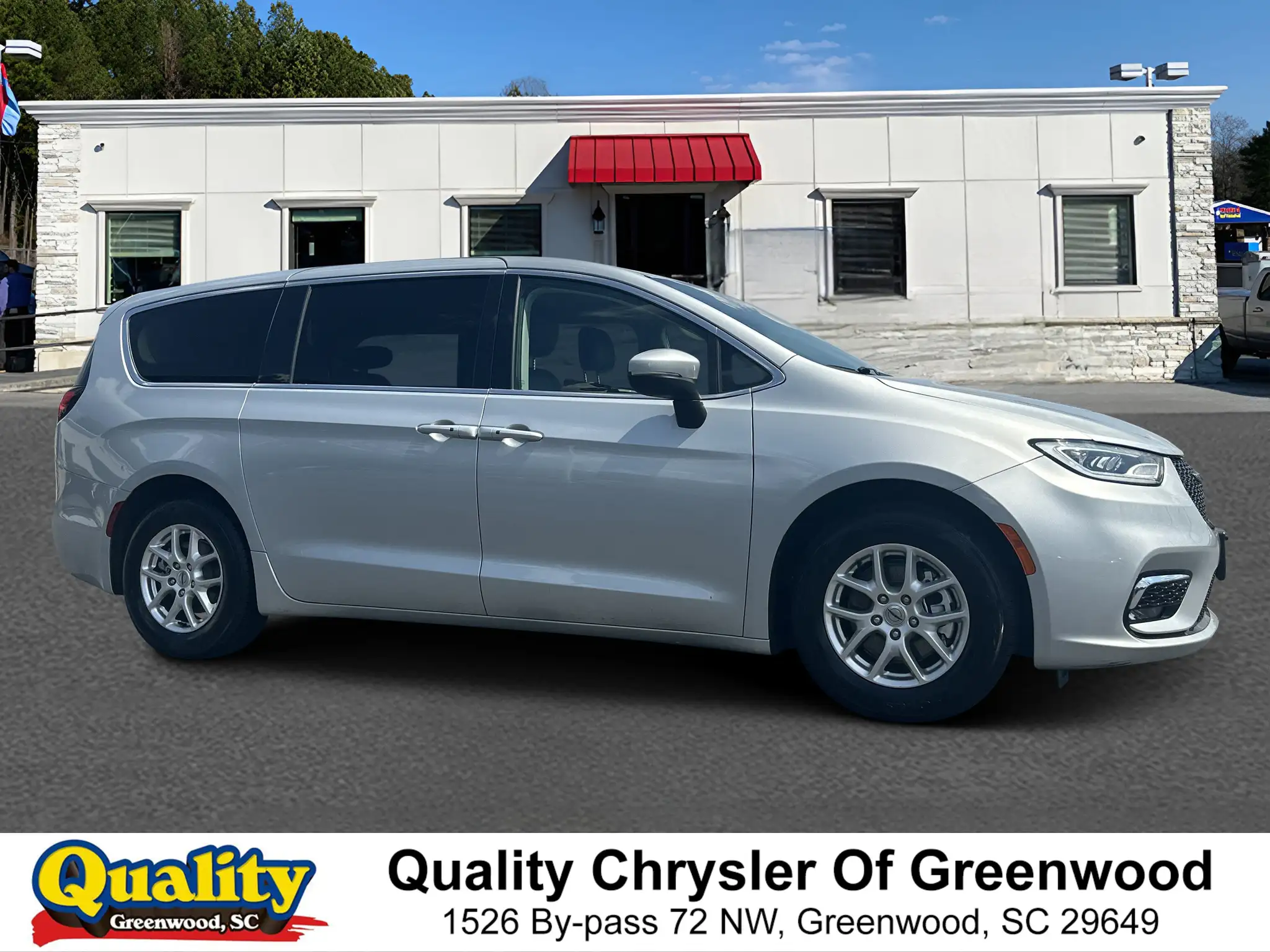 2023 Chrysler Pacifica Touring L's photo