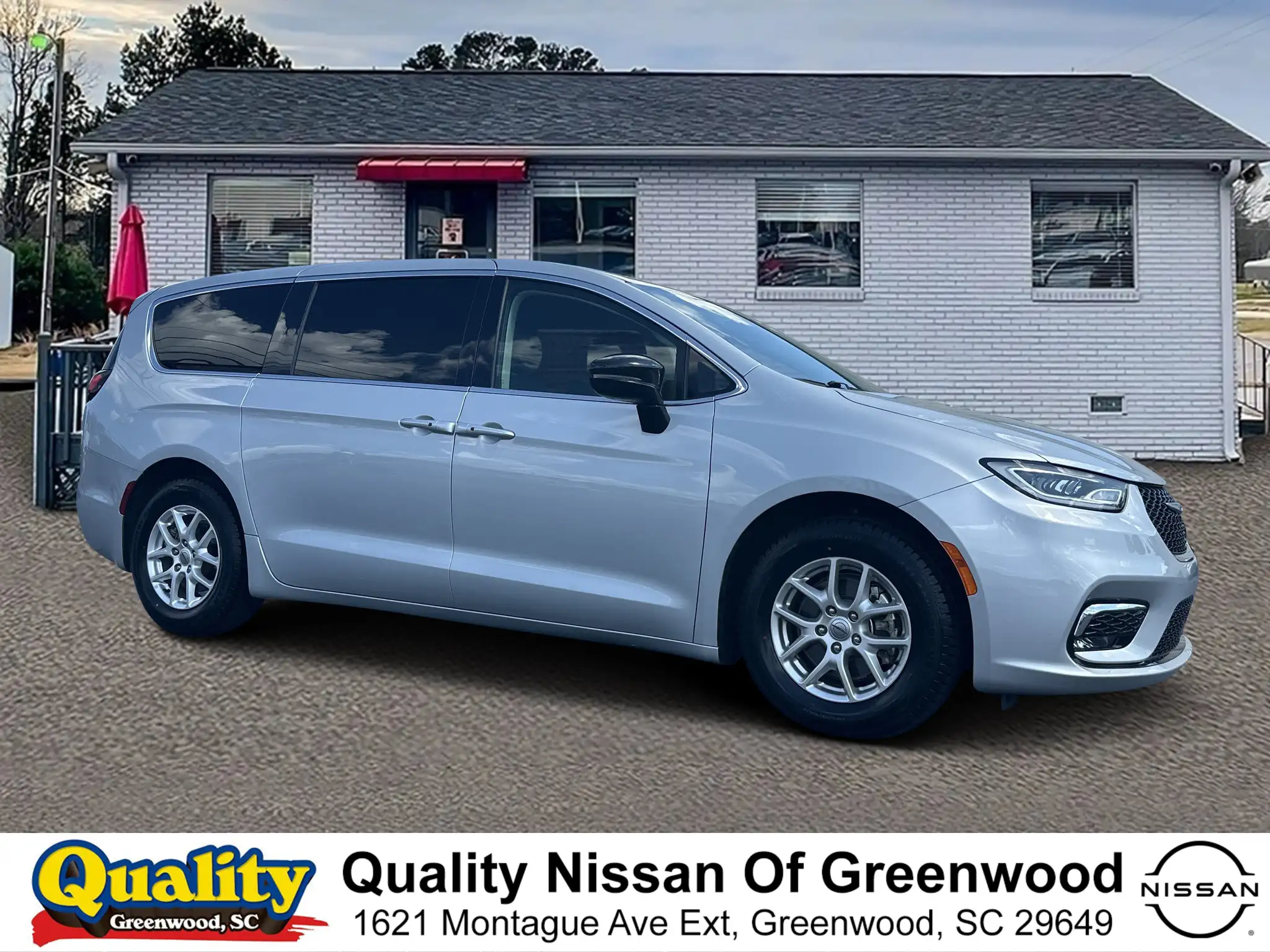 2024 Chrysler Pacifica Touring L's photo