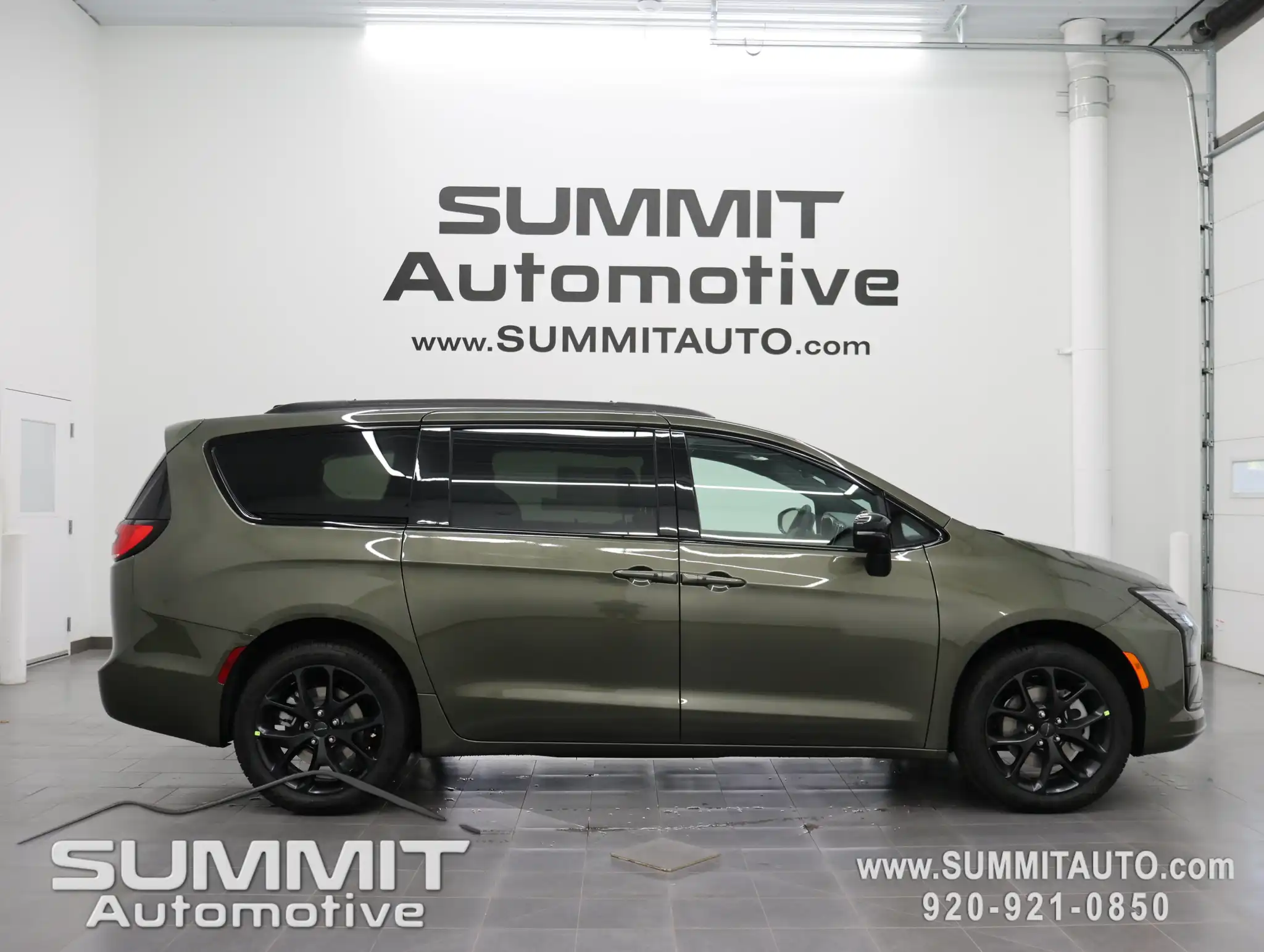 2027 Chrysler Pacifica Limited AWD's photo