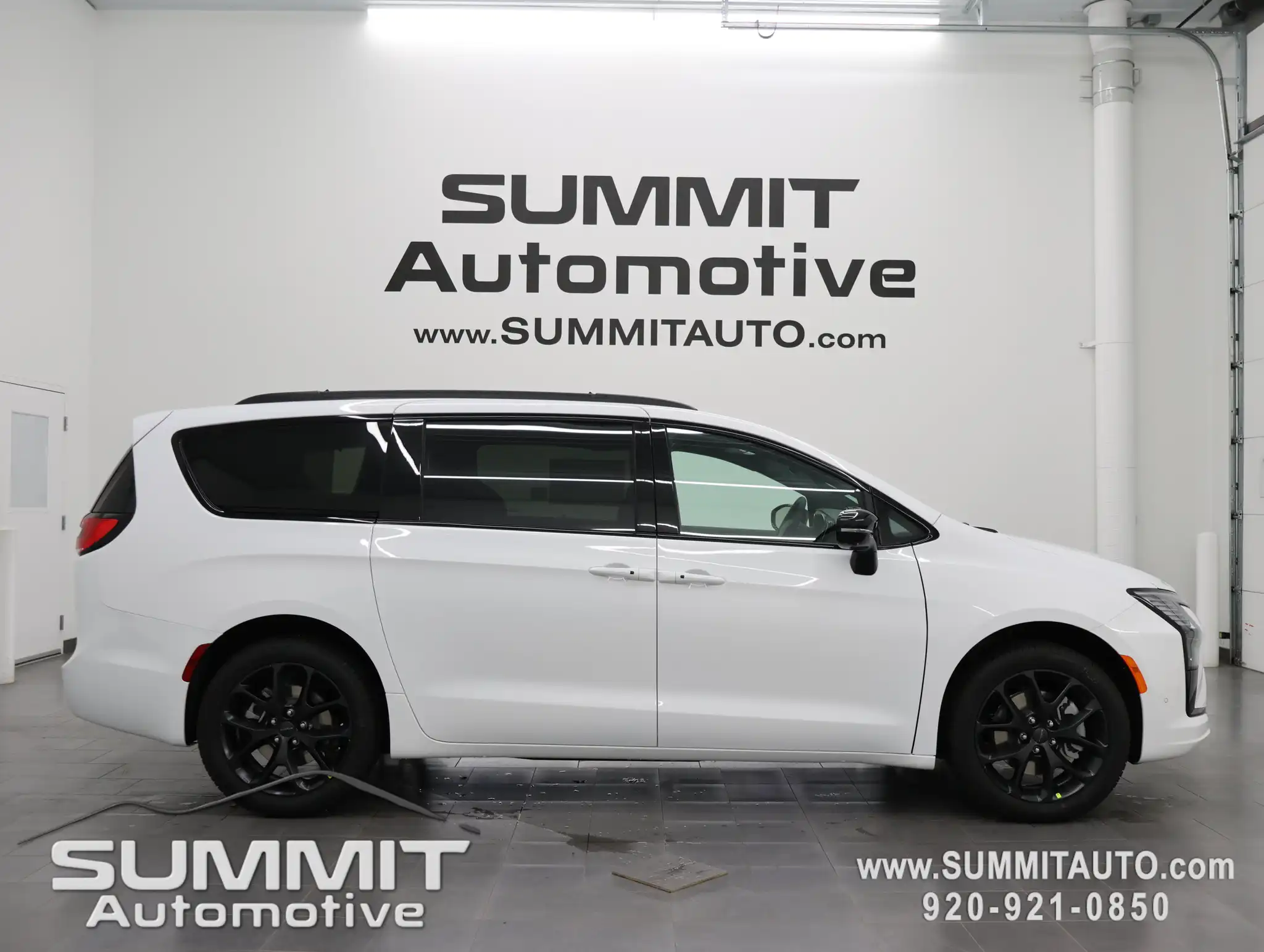 2027 Chrysler Pacifica Limited AWD's photo