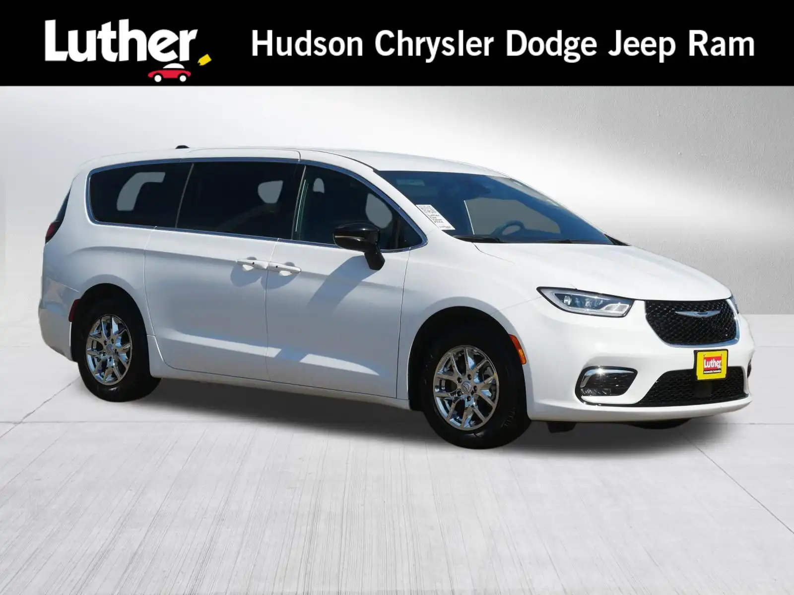 2025 Chrysler Pacifica Select's photo