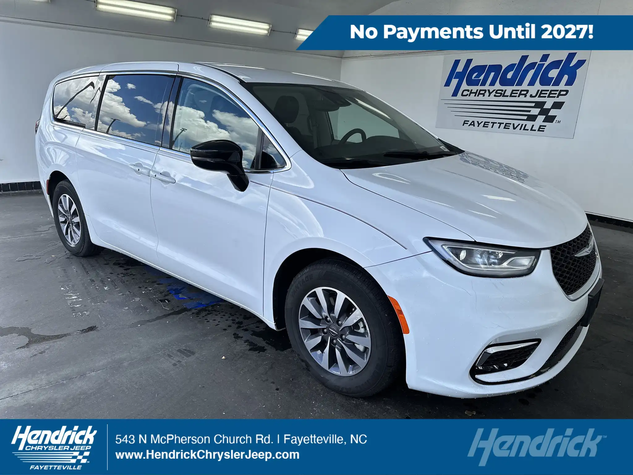 2024 Chrysler Pacifica Hybrid PHEV Select's photo
