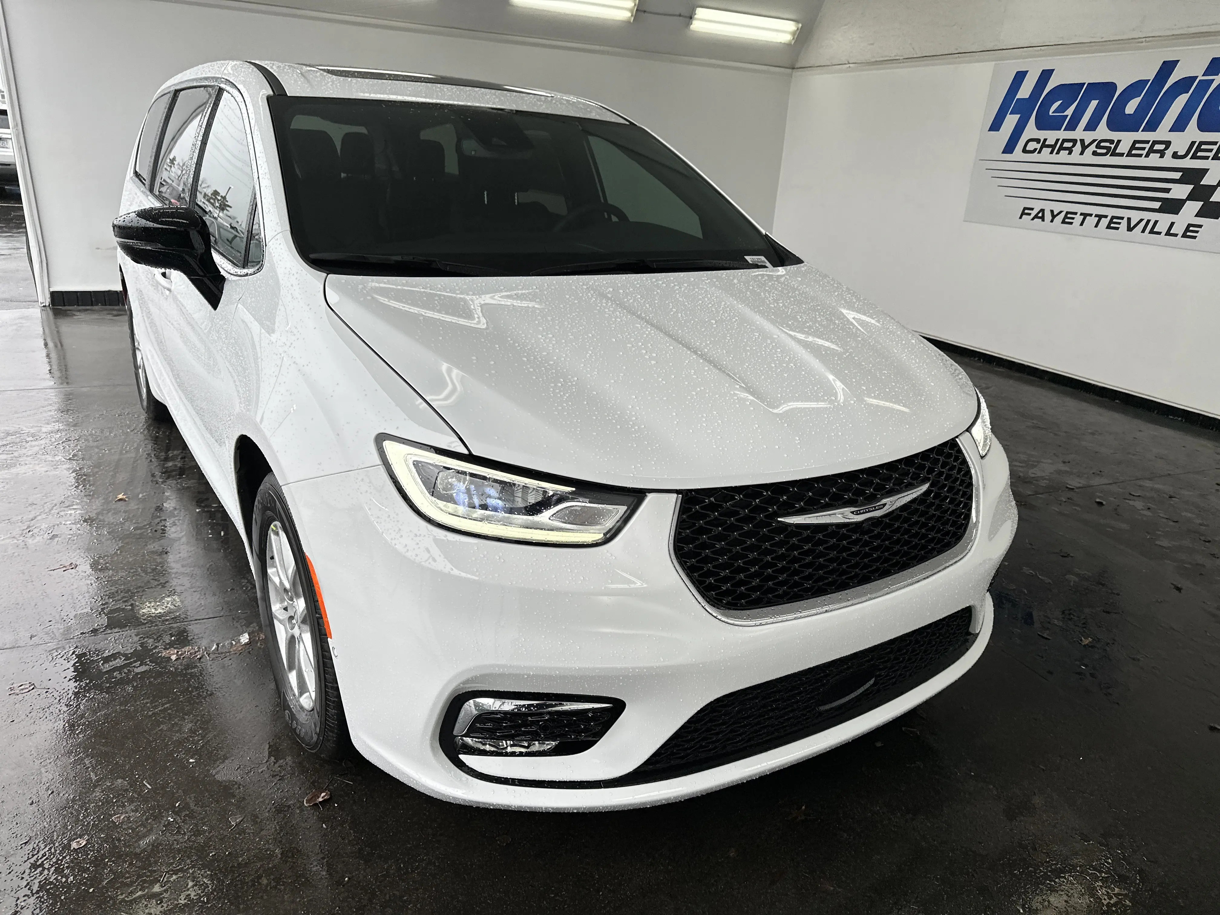 2026 Chrysler Pacifica Select photo 3