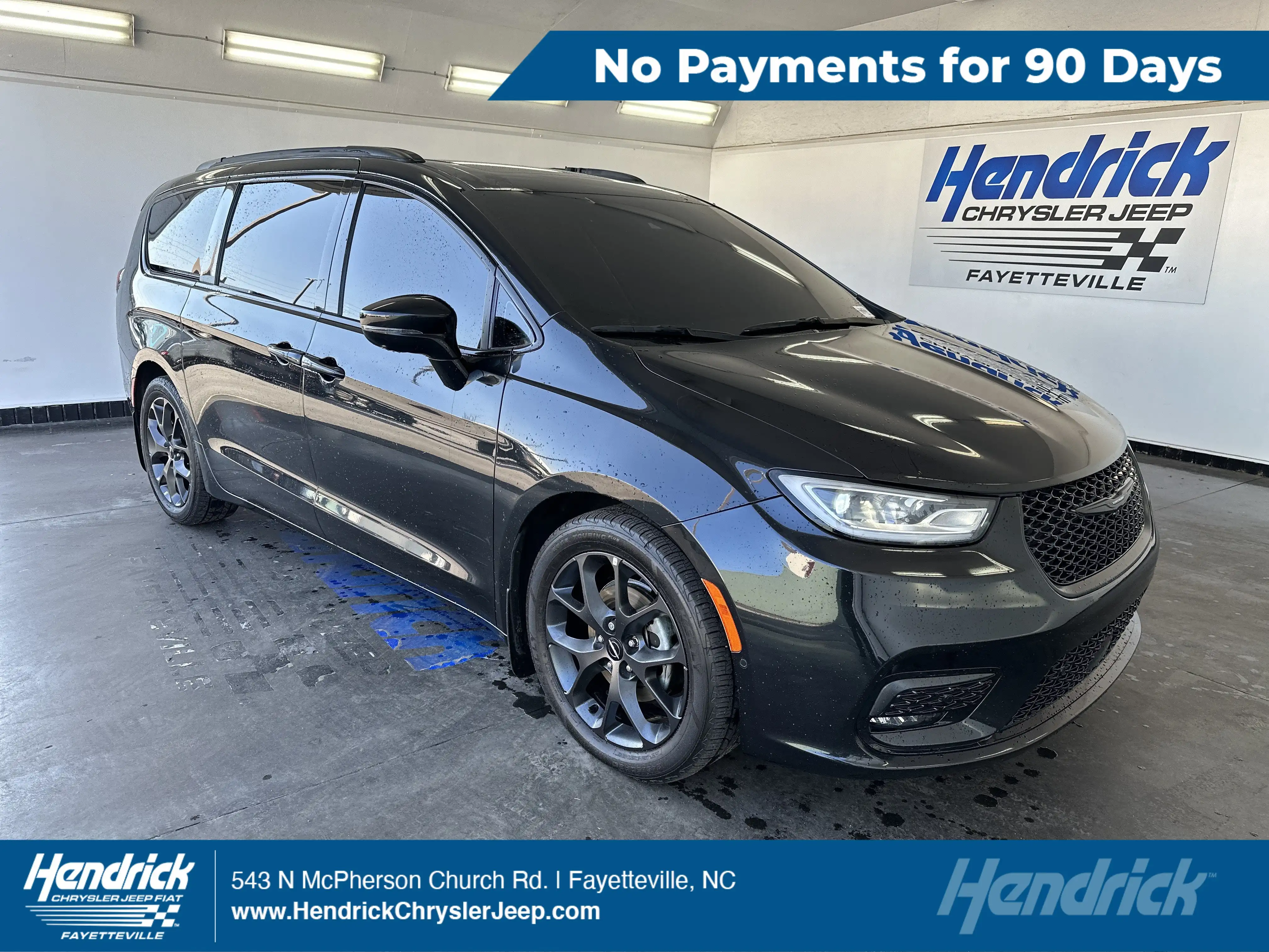2023 Chrysler Pacifica Limited's photo