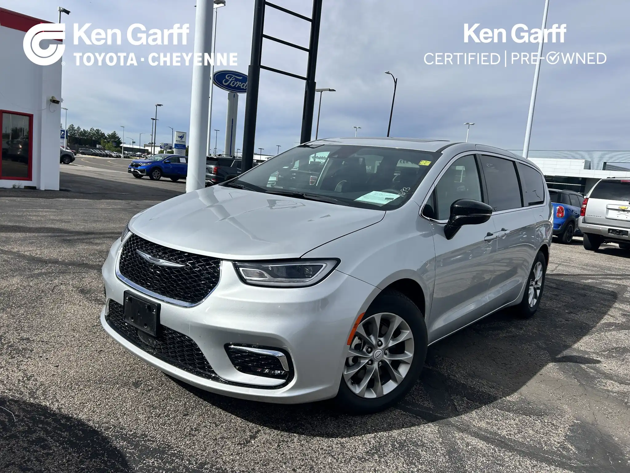 2026 Chrysler Pacifica Limited's photo