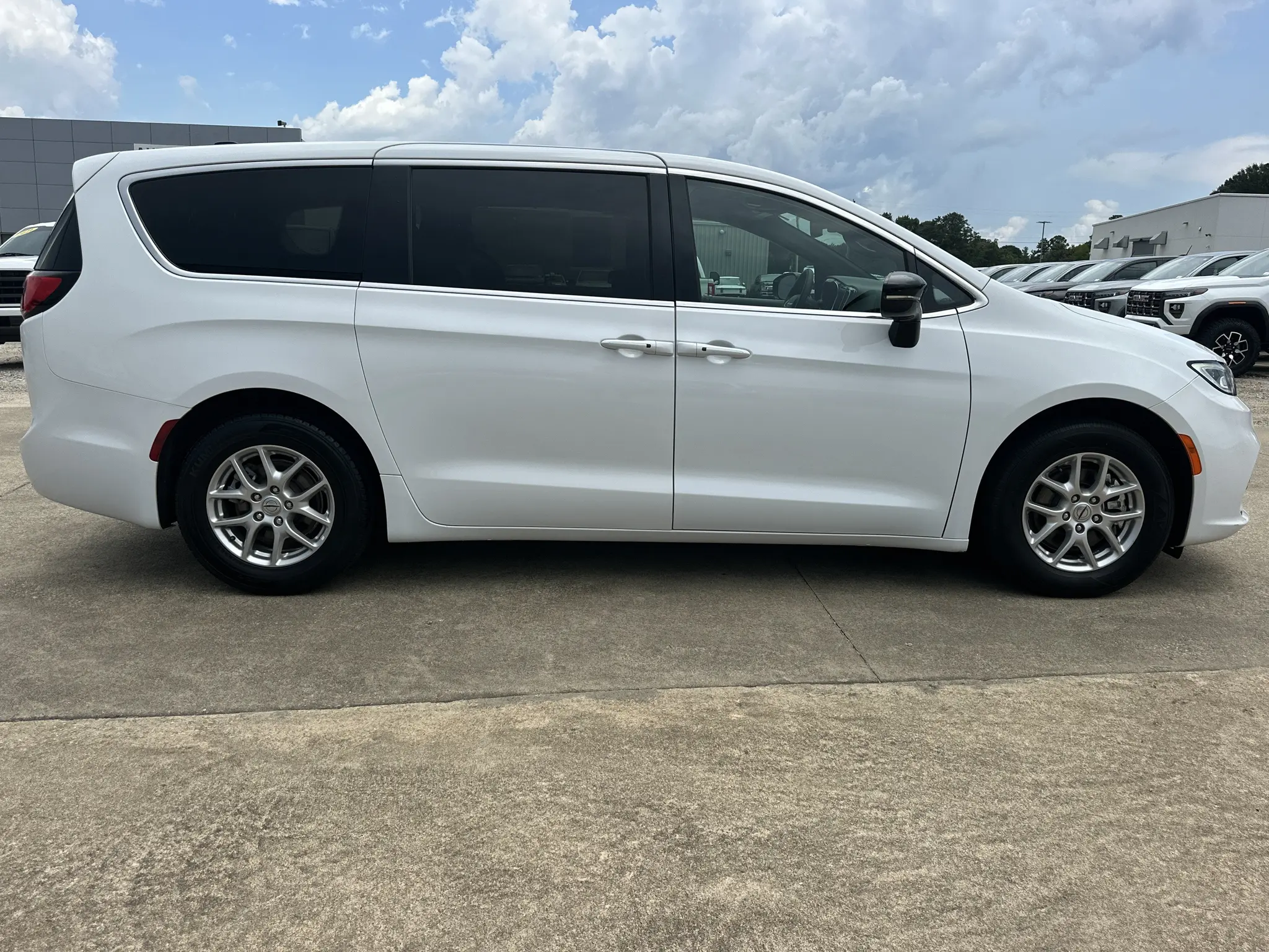 2025 Chrysler Pacifica Select photo 4