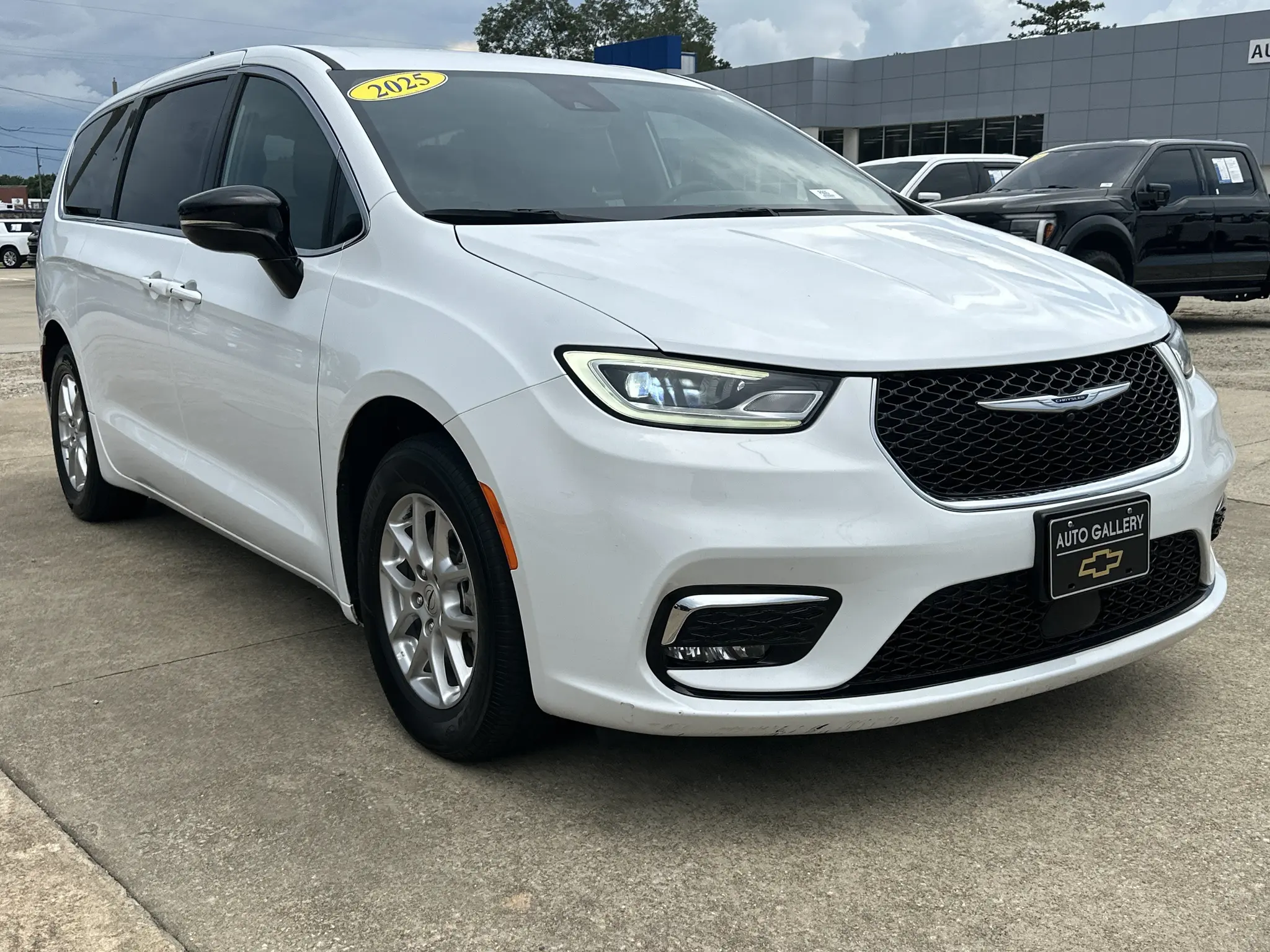 2025 Chrysler Pacifica Select photo 3