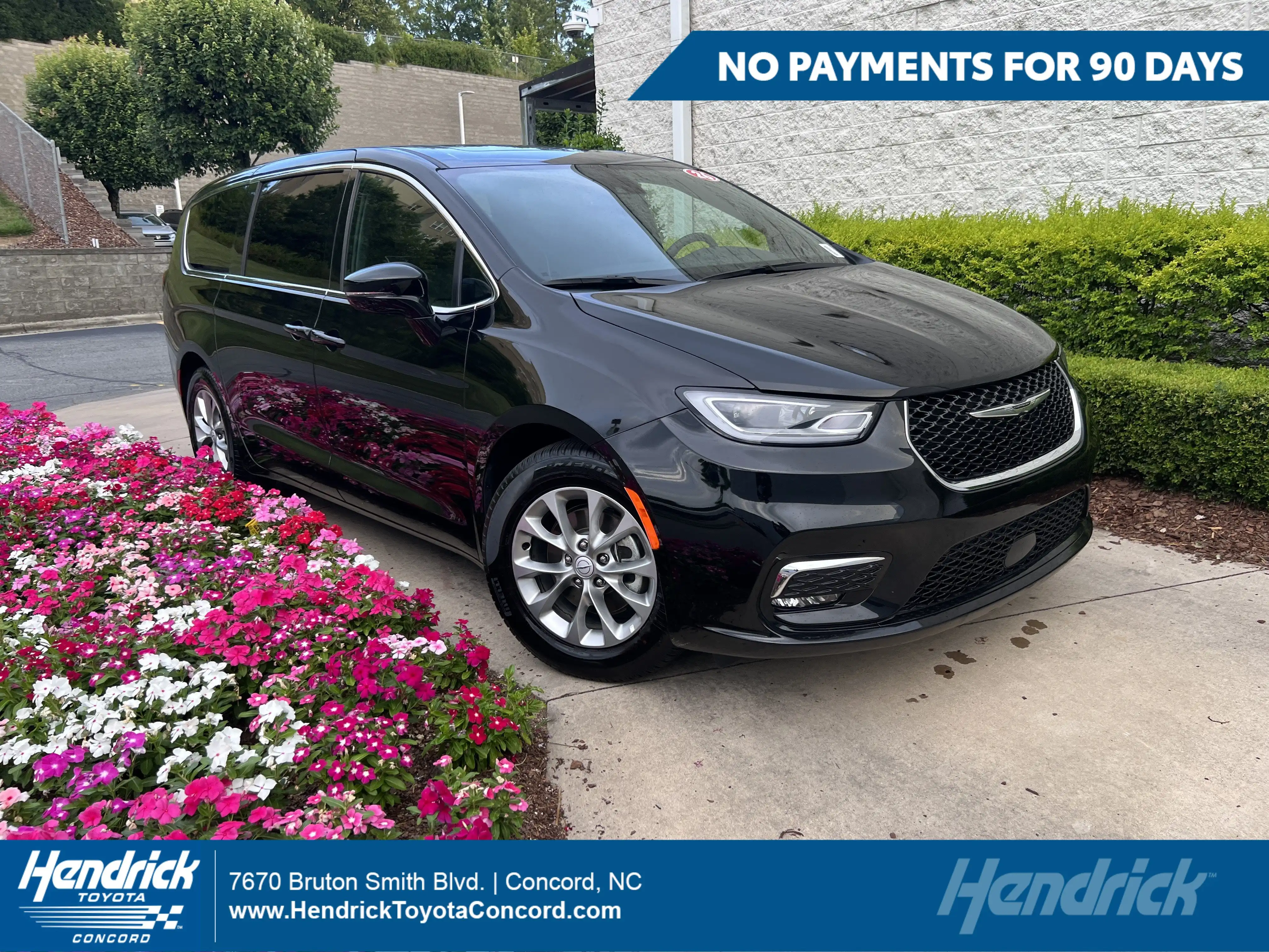 2026 Chrysler Pacifica Limited's photo