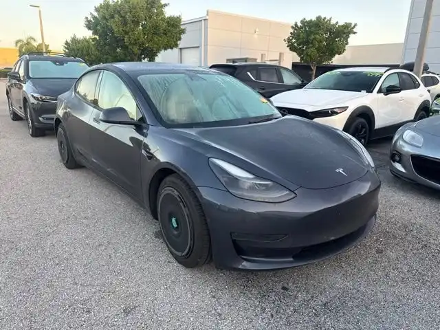 2022 Tesla Model 3 Standard Range Plus's photo