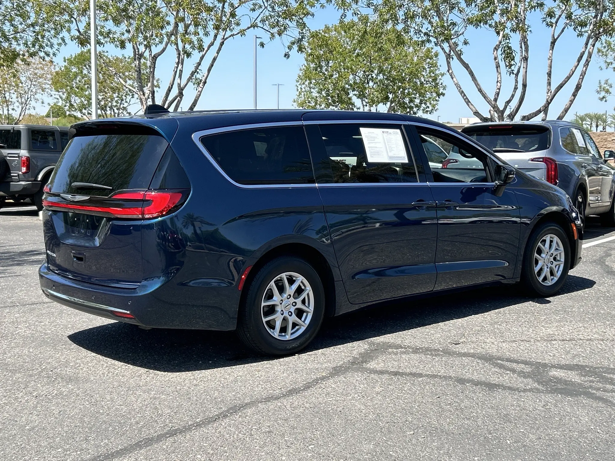 2025 Chrysler Pacifica Select photo 4