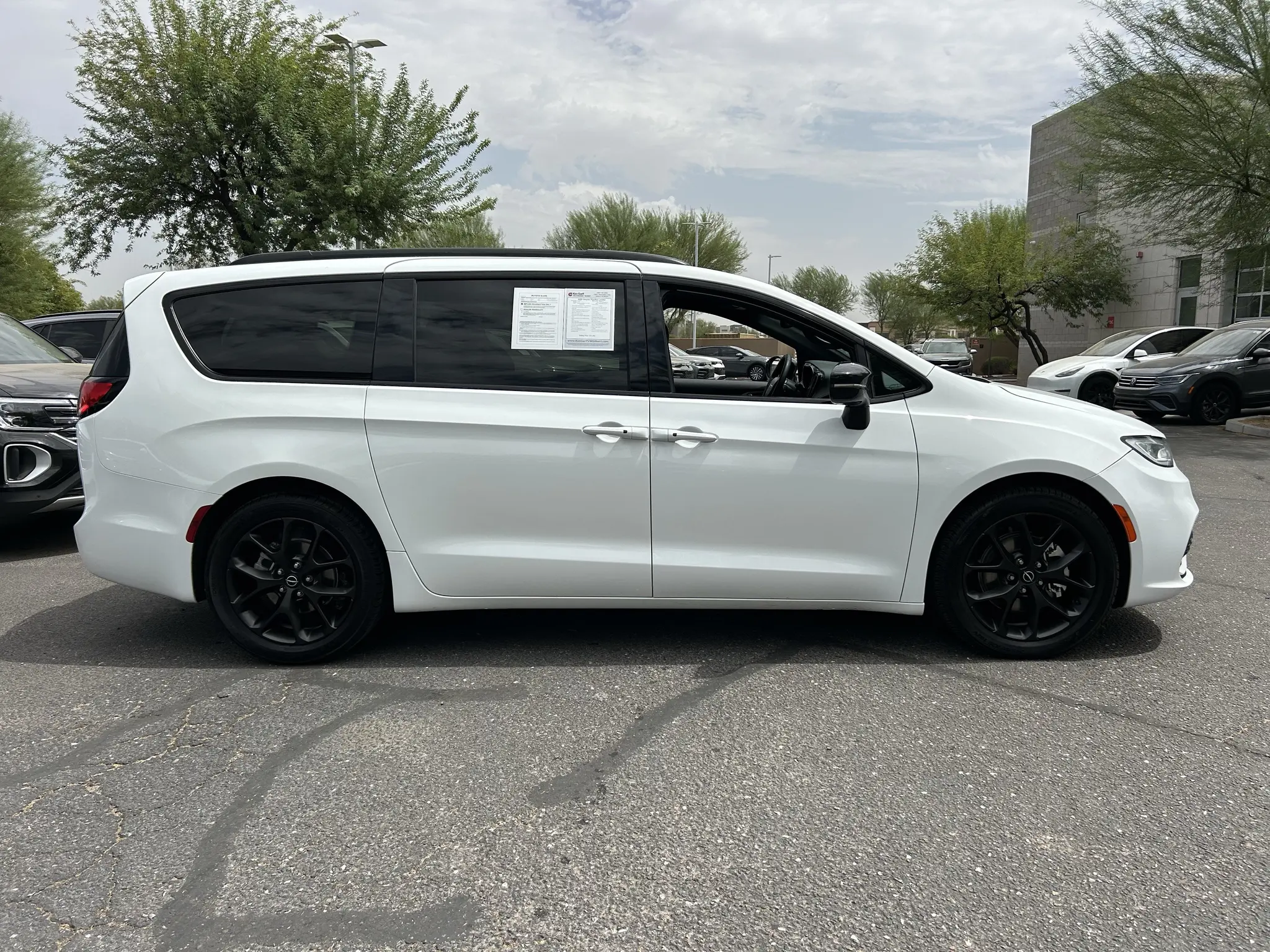 2025 Chrysler Pacifica Limited photo 5