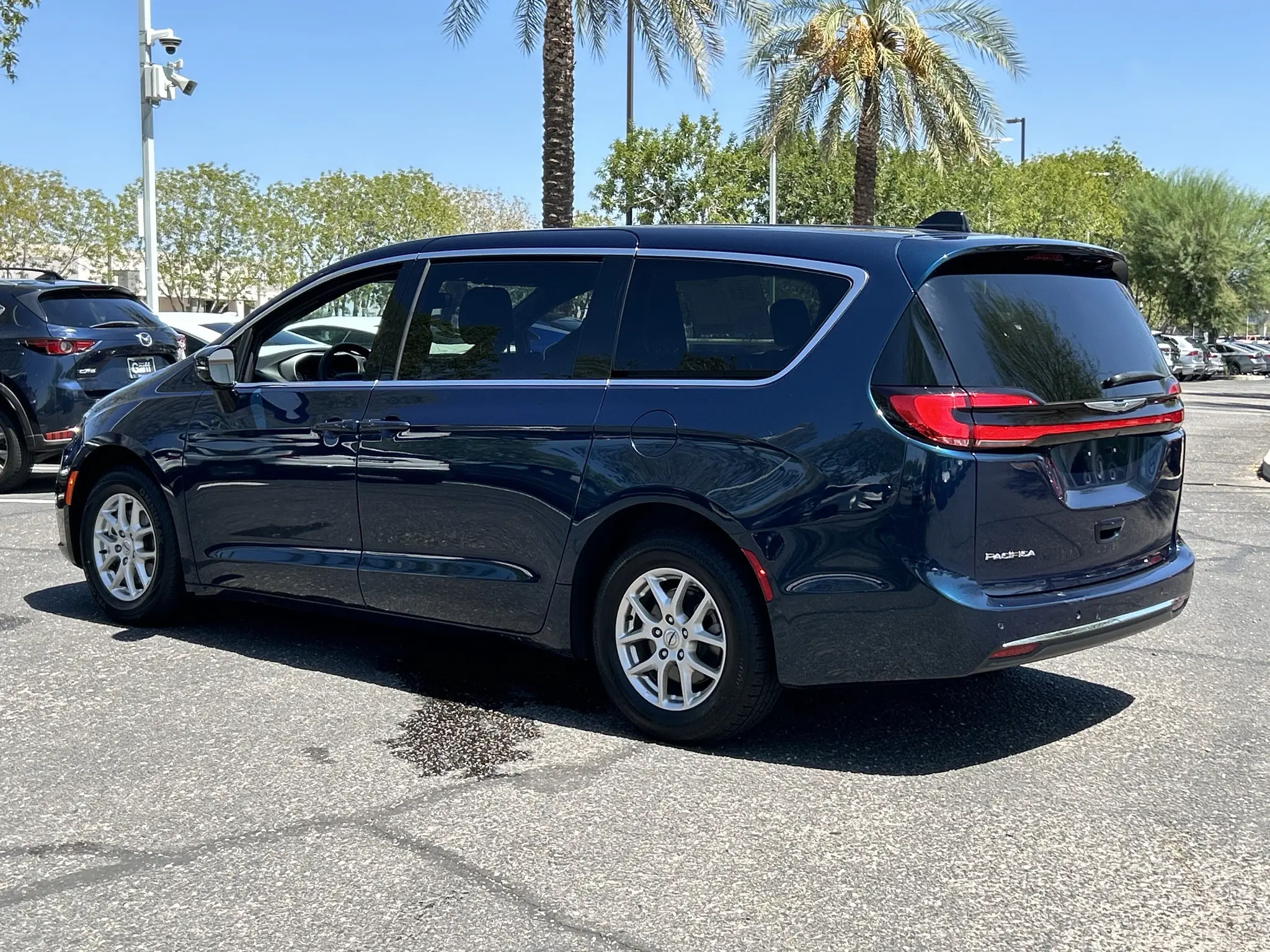 2025 Chrysler Pacifica Select photo 3