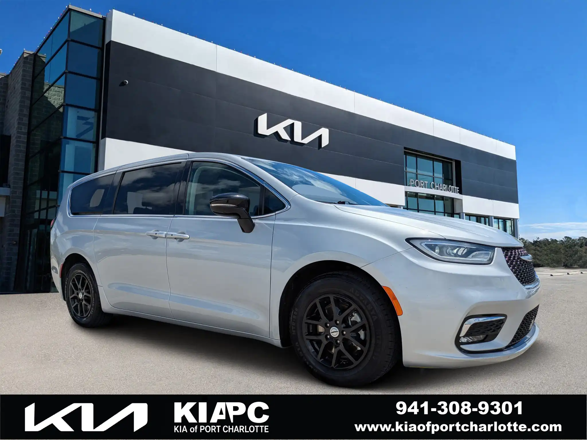 2024 Chrysler Pacifica Touring L's photo