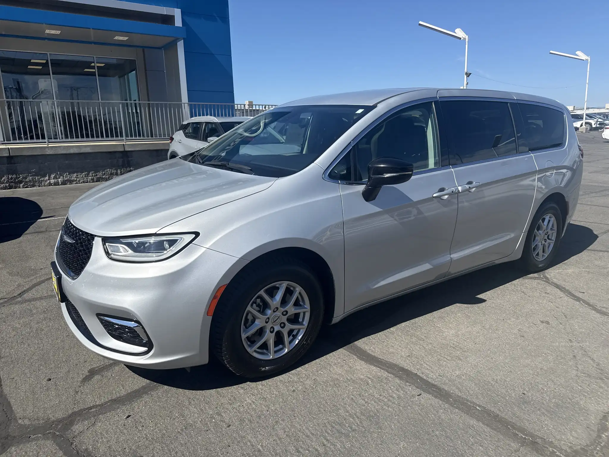 2024 Chrysler Pacifica Touring L's photo