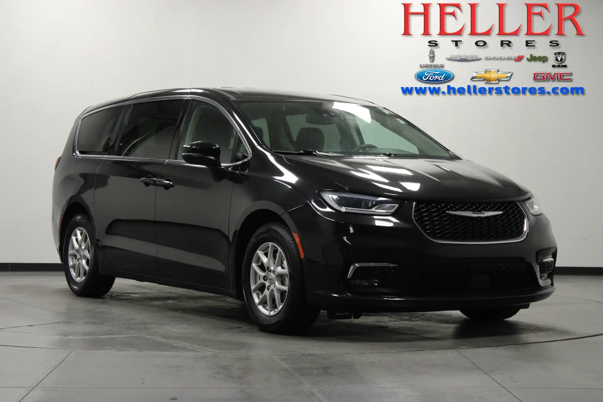 2023 Chrysler Pacifica Touring L's photo