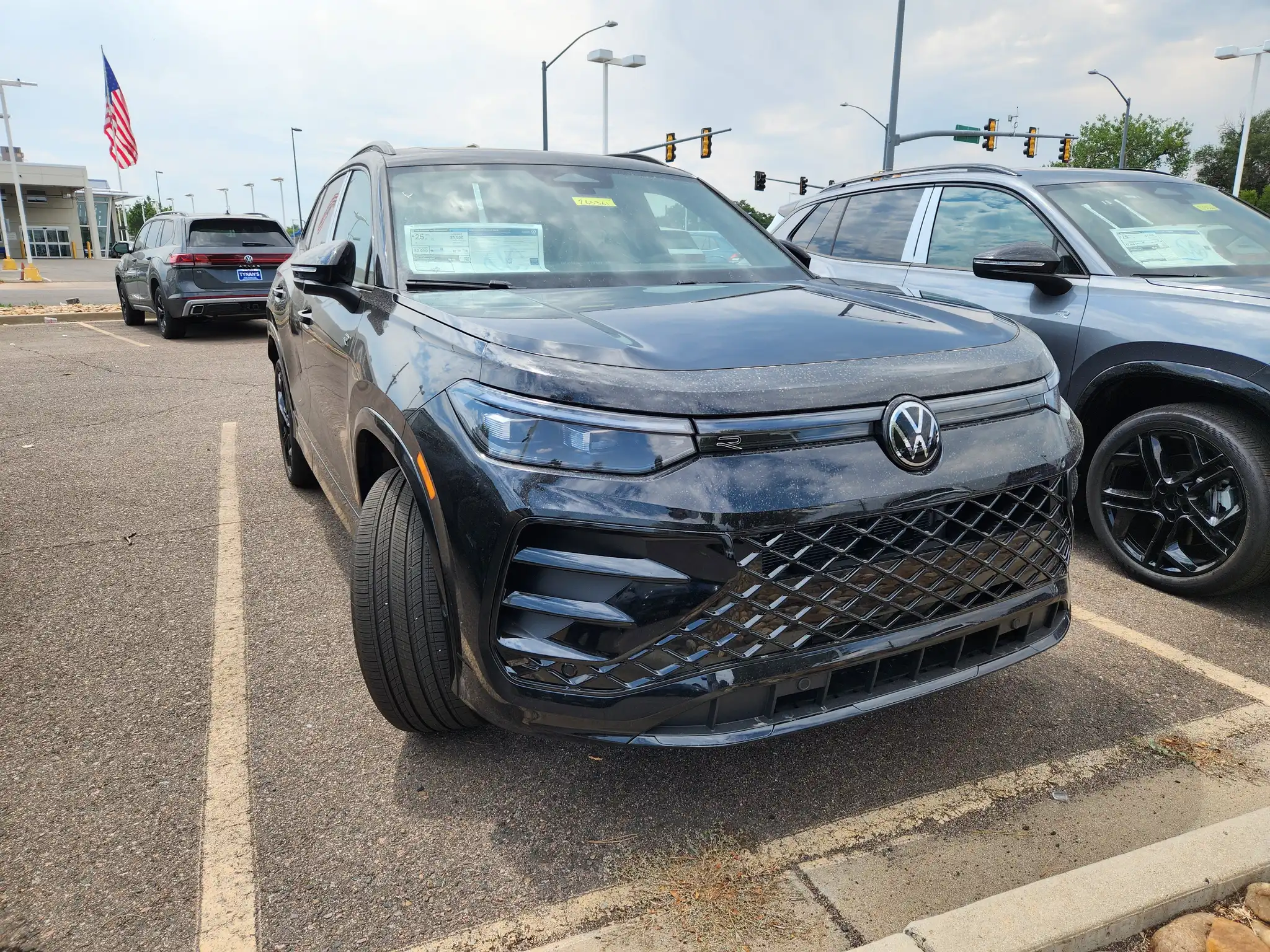 2026 Volkswagen Tiguan 2.0T SE R-Line Black 4Motion's photo