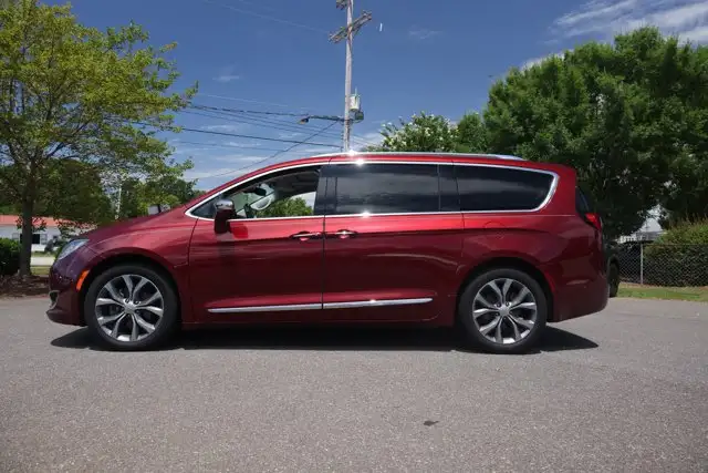2019 Chrysler Pacifica Limited's photo