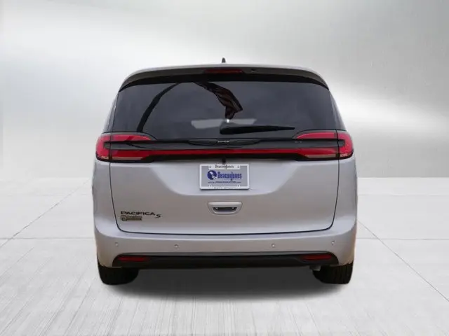 2026 Chrysler Pacifica Select photo 3