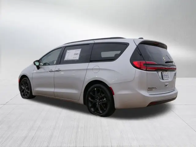 2026 Chrysler Pacifica Select photo 4