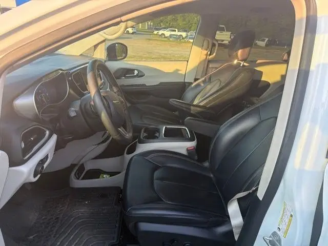 2023 Chrysler Pacifica Touring L photo 3